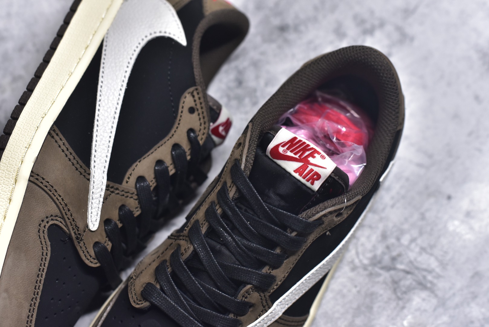 图片[9]-#Travis Scott x Fragment x Air Jordan 1 Low TS联名倒勾低帮板鞋 DM7866-200 错版灵感来源于洛杉矶球鞋店铺收到一双特别的错版 Air Jordan 1“Gold Toe” 的倒钩 勾子倒过来 之后抄近20000美元 研发出反向勾的设计 尺码：36 36.5 37.5 38 38.5 39 40 40.5 41 42 42.5 43 44 44.5 45 46 47-选品中心
