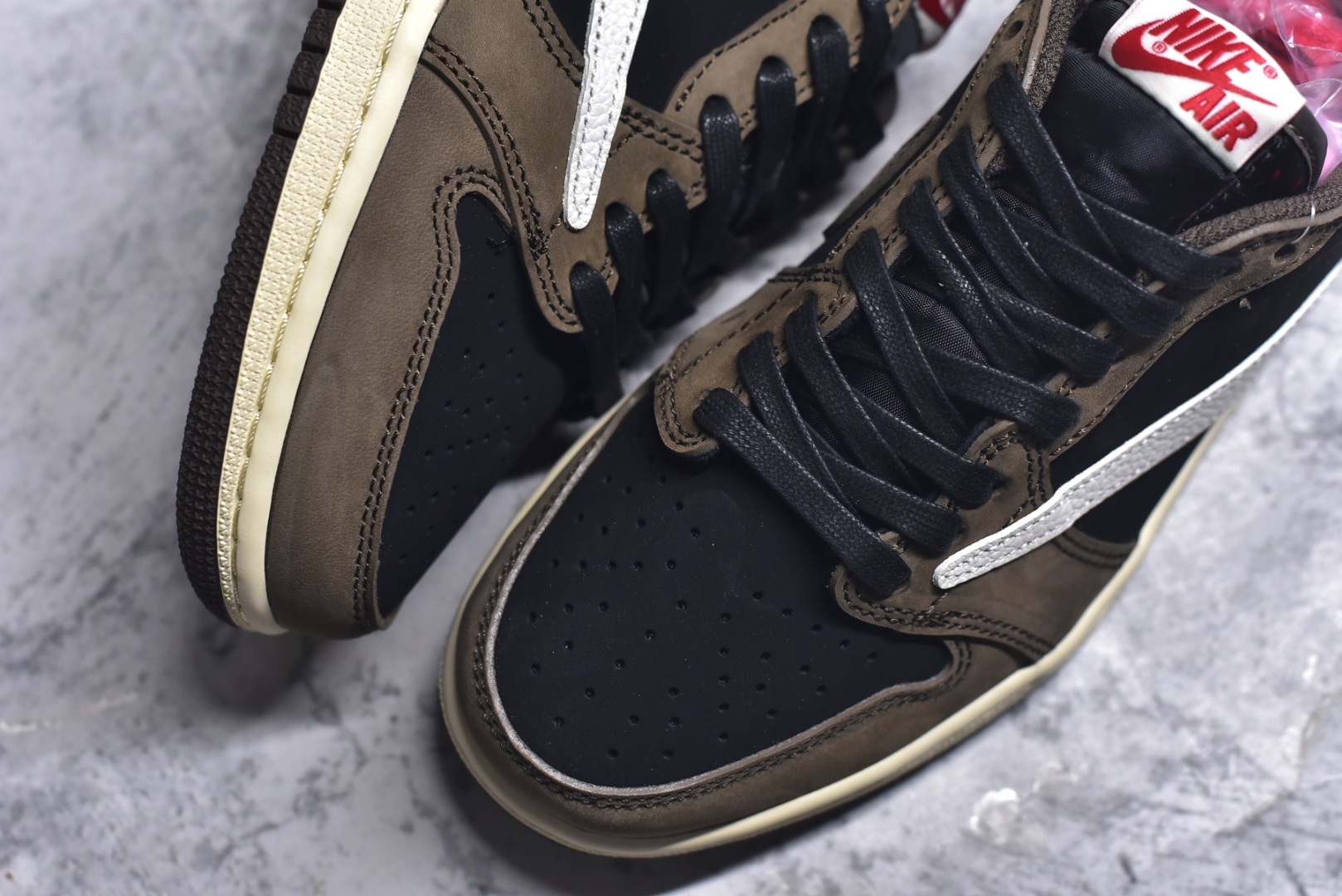 图片[8]-#Travis Scott x Fragment x Air Jordan 1 Low TS联名倒勾低帮板鞋 DM7866-200 错版灵感来源于洛杉矶球鞋店铺收到一双特别的错版 Air Jordan 1“Gold Toe” 的倒钩 勾子倒过来 之后抄近20000美元 研发出反向勾的设计 尺码：36 36.5 37.5 38 38.5 39 40 40.5 41 42 42.5 43 44 44.5 45 46 47-选品中心