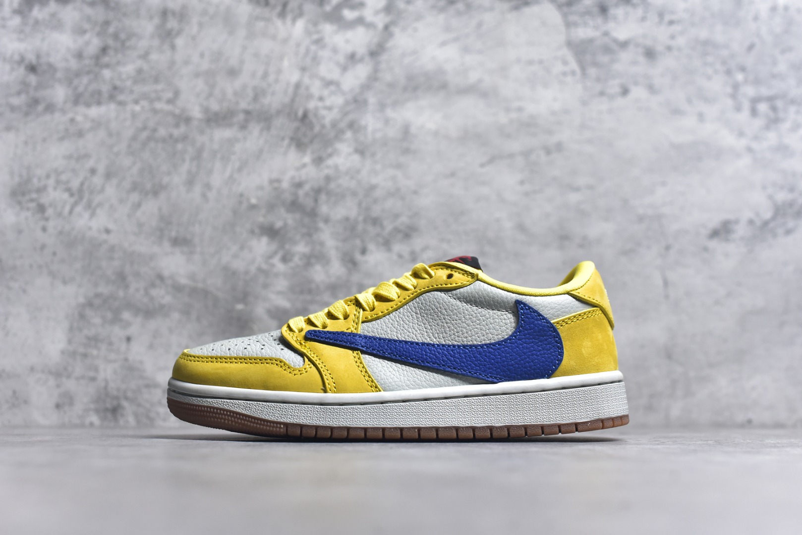 #Travis Scott x Fragment x Air Jordan 1 Low TS联名倒勾低帮板鞋 DM7866-200 错版灵感来源于洛杉矶球鞋店铺收到一双特别的错版 Air Jordan 1“Gold Toe” 的倒钩 勾子倒过来 之后抄近20000美元 研发出反向勾的设计 尺码：36 36.5 37.5 38 38.5 39 40 40.5 41 42 42.5 43 44 44.5 45 46 47-选品中心