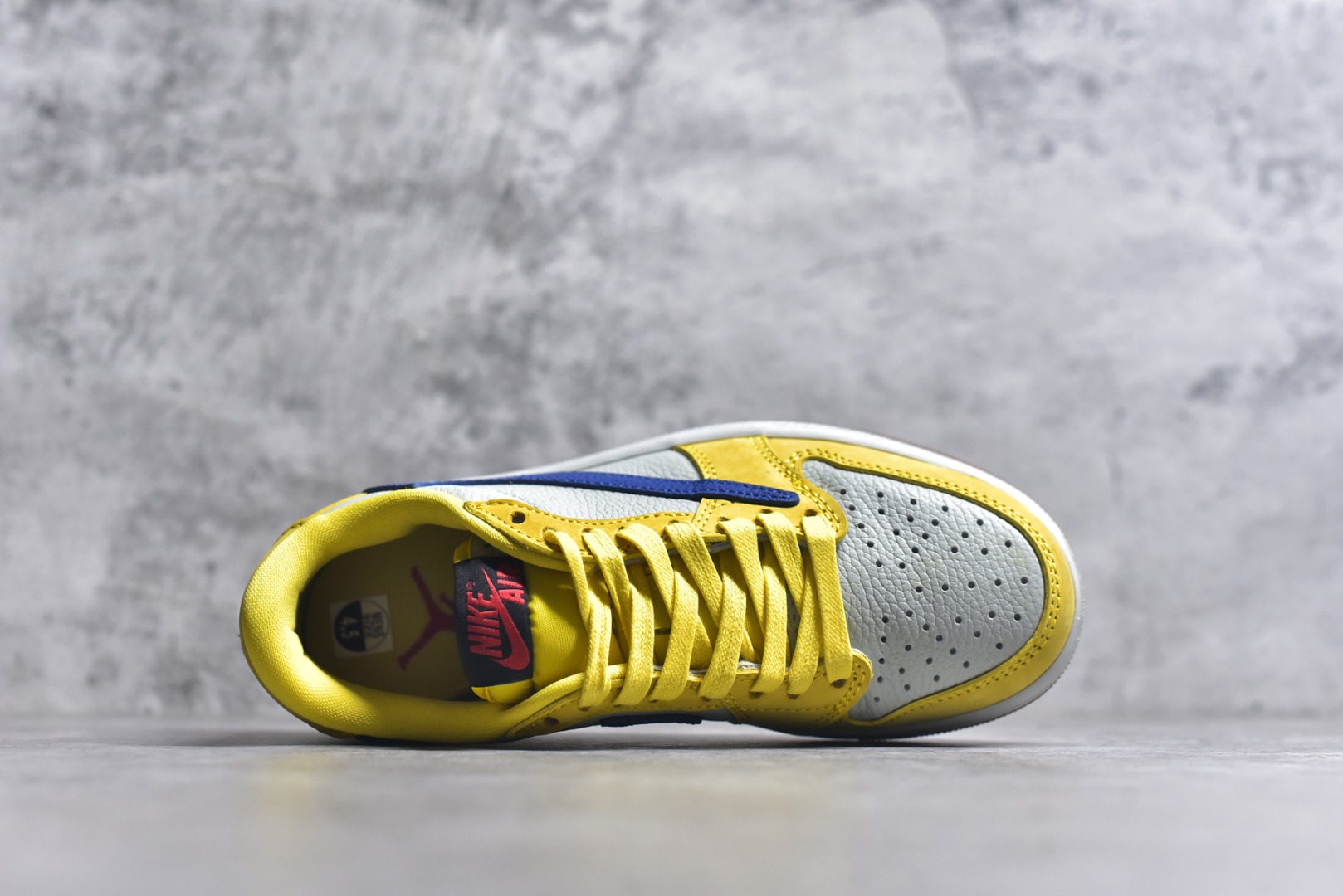 图片[4]-#Travis Scott x Fragment x Air Jordan 1 Low TS联名倒勾低帮板鞋 DM7866-200 错版灵感来源于洛杉矶球鞋店铺收到一双特别的错版 Air Jordan 1“Gold Toe” 的倒钩 勾子倒过来 之后抄近20000美元 研发出反向勾的设计 尺码：36 36.5 37.5 38 38.5 39 40 40.5 41 42 42.5 43 44 44.5 45 46 47-选品中心