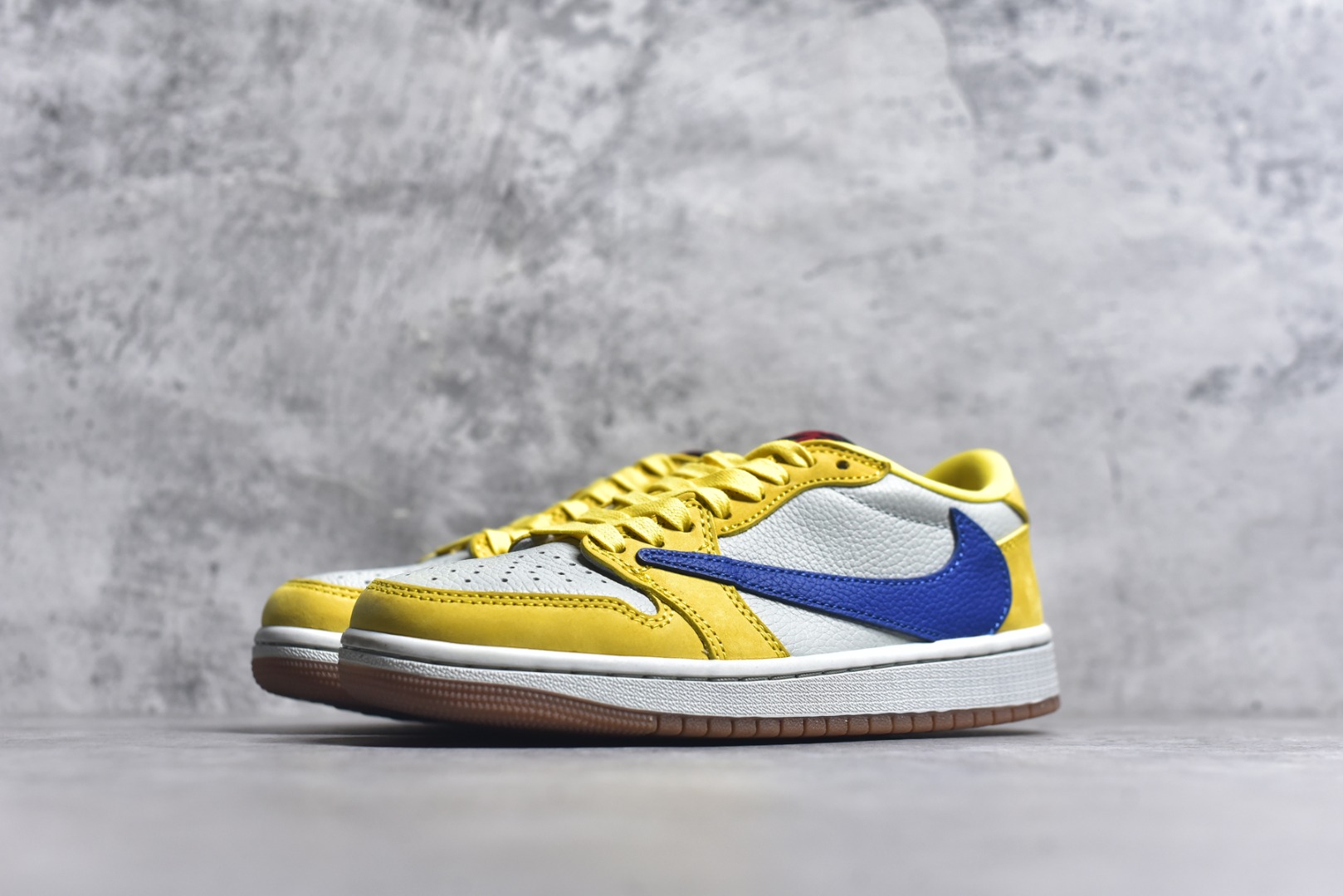 图片[2]-#Travis Scott x Fragment x Air Jordan 1 Low TS联名倒勾低帮板鞋 DM7866-200 错版灵感来源于洛杉矶球鞋店铺收到一双特别的错版 Air Jordan 1“Gold Toe” 的倒钩 勾子倒过来 之后抄近20000美元 研发出反向勾的设计 尺码：36 36.5 37.5 38 38.5 39 40 40.5 41 42 42.5 43 44 44.5 45 46 47-选品中心