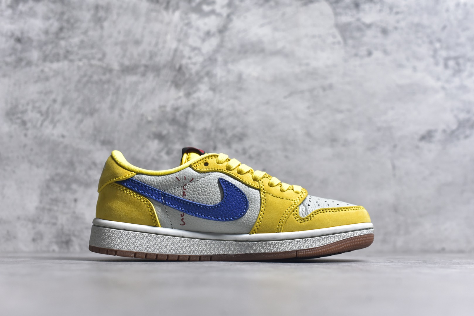 图片[3]-#Travis Scott x Fragment x Air Jordan 1 Low TS联名倒勾低帮板鞋 DM7866-200 错版灵感来源于洛杉矶球鞋店铺收到一双特别的错版 Air Jordan 1“Gold Toe” 的倒钩 勾子倒过来 之后抄近20000美元 研发出反向勾的设计 尺码：36 36.5 37.5 38 38.5 39 40 40.5 41 42 42.5 43 44 44.5 45 46 47-选品中心