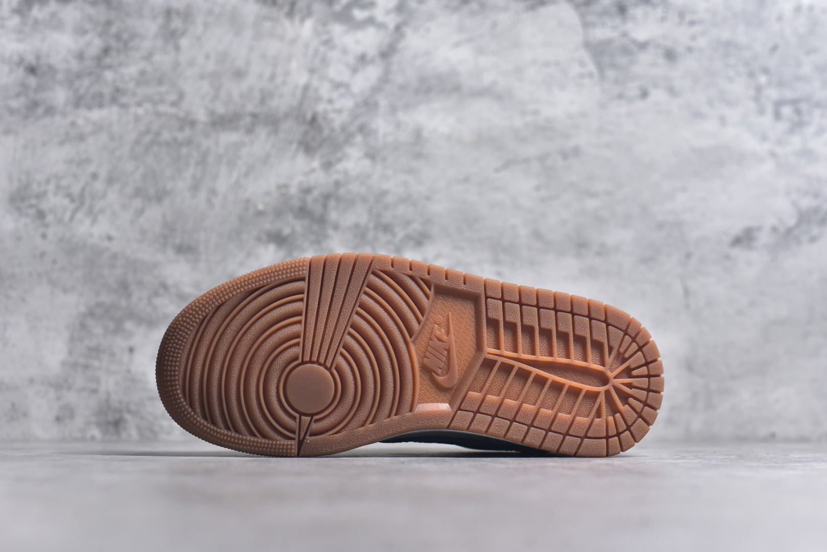 图片[6]-#Travis Scott x Fragment x Air Jordan 1 Low TS联名倒勾低帮板鞋 DM7866-200 错版灵感来源于洛杉矶球鞋店铺收到一双特别的错版 Air Jordan 1“Gold Toe” 的倒钩 勾子倒过来 之后抄近20000美元 研发出反向勾的设计 尺码：36 36.5 37.5 38 38.5 39 40 40.5 41 42 42.5 43 44 44.5 45 46 47-选品中心