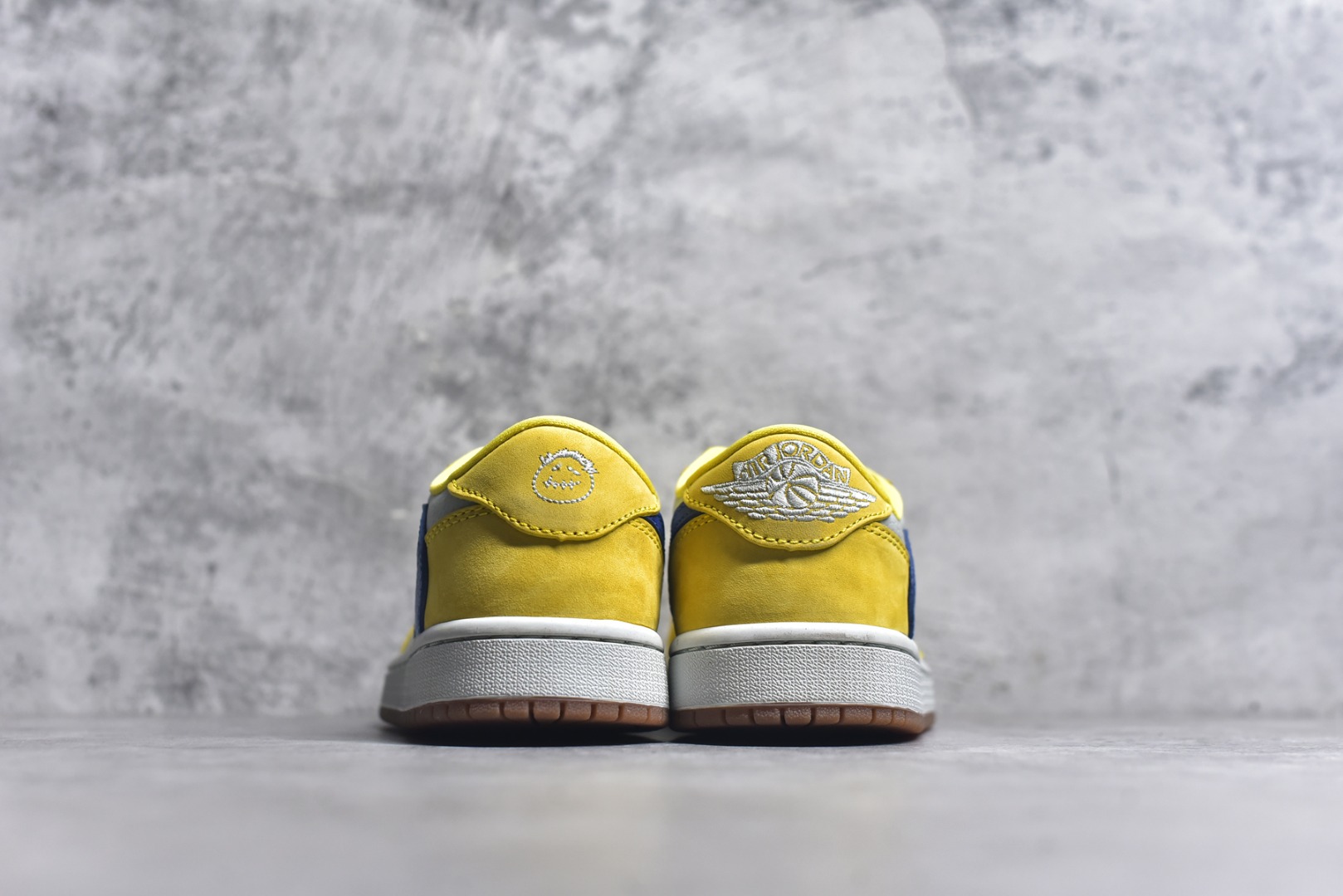 图片[5]-#Travis Scott x Fragment x Air Jordan 1 Low TS联名倒勾低帮板鞋 DM7866-200 错版灵感来源于洛杉矶球鞋店铺收到一双特别的错版 Air Jordan 1“Gold Toe” 的倒钩 勾子倒过来 之后抄近20000美元 研发出反向勾的设计 尺码：36 36.5 37.5 38 38.5 39 40 40.5 41 42 42.5 43 44 44.5 45 46 47-选品中心