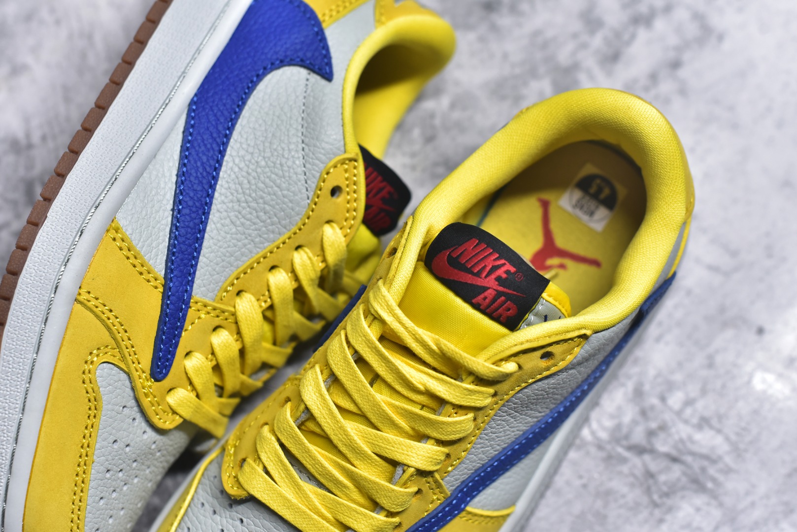 图片[9]-#Travis Scott x Fragment x Air Jordan 1 Low TS联名倒勾低帮板鞋 DM7866-200 错版灵感来源于洛杉矶球鞋店铺收到一双特别的错版 Air Jordan 1“Gold Toe” 的倒钩 勾子倒过来 之后抄近20000美元 研发出反向勾的设计 尺码：36 36.5 37.5 38 38.5 39 40 40.5 41 42 42.5 43 44 44.5 45 46 47-选品中心