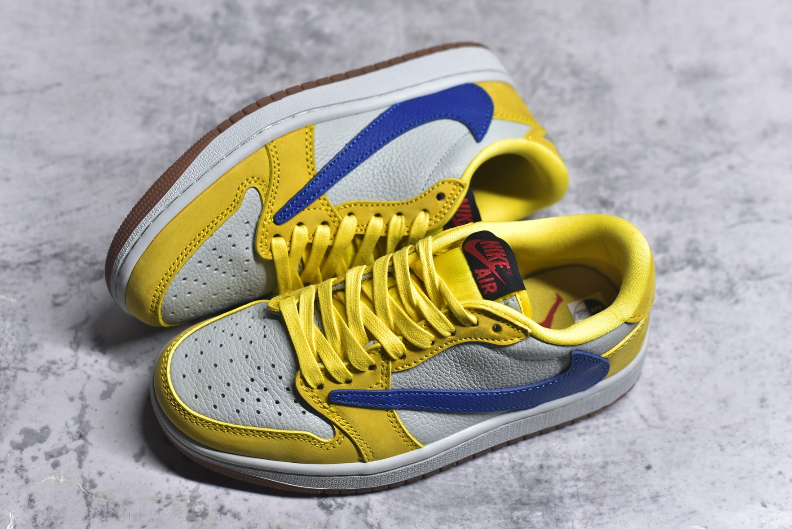 图片[7]-#Travis Scott x Fragment x Air Jordan 1 Low TS联名倒勾低帮板鞋 DM7866-200 错版灵感来源于洛杉矶球鞋店铺收到一双特别的错版 Air Jordan 1“Gold Toe” 的倒钩 勾子倒过来 之后抄近20000美元 研发出反向勾的设计 尺码：36 36.5 37.5 38 38.5 39 40 40.5 41 42 42.5 43 44 44.5 45 46 47-选品中心