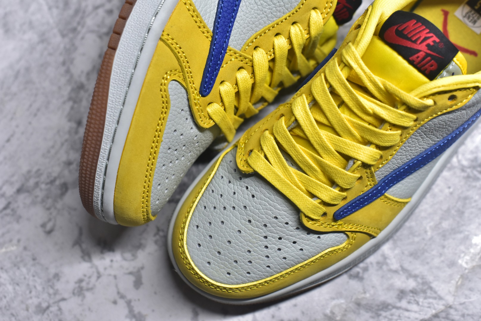 图片[8]-#Travis Scott x Fragment x Air Jordan 1 Low TS联名倒勾低帮板鞋 DM7866-200 错版灵感来源于洛杉矶球鞋店铺收到一双特别的错版 Air Jordan 1“Gold Toe” 的倒钩 勾子倒过来 之后抄近20000美元 研发出反向勾的设计 尺码：36 36.5 37.5 38 38.5 39 40 40.5 41 42 42.5 43 44 44.5 45 46 47-选品中心