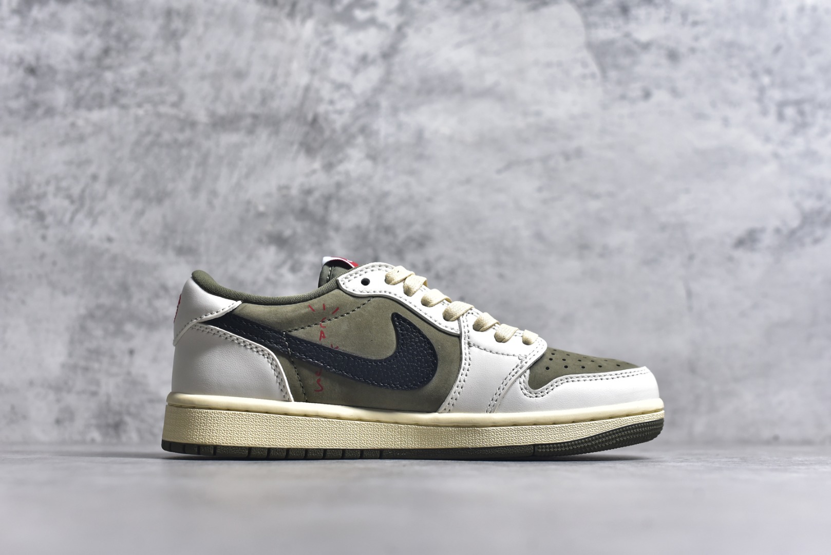 图片[3]-#Travis Scott x Fragment x Air Jordan 1 Low TS联名倒勾低帮板鞋 DM7866-200 错版灵感来源于洛杉矶球鞋店铺收到一双特别的错版 Air Jordan 1“Gold Toe” 的倒钩 勾子倒过来 之后抄近20000美元 研发出反向勾的设计 尺码：36 36.5 37.5 38 38.5 39 40 40.5 41 42 42.5 43 44 44.5 45 46 47-选品中心