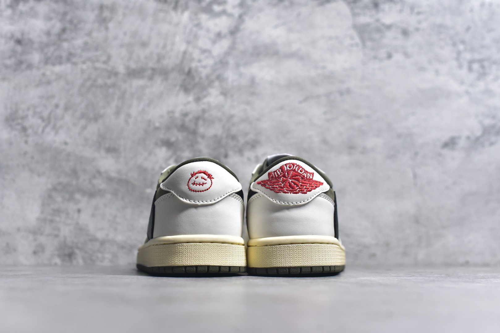 图片[5]-#Travis Scott x Fragment x Air Jordan 1 Low TS联名倒勾低帮板鞋 DM7866-200 错版灵感来源于洛杉矶球鞋店铺收到一双特别的错版 Air Jordan 1“Gold Toe” 的倒钩 勾子倒过来 之后抄近20000美元 研发出反向勾的设计 尺码：36 36.5 37.5 38 38.5 39 40 40.5 41 42 42.5 43 44 44.5 45 46 47-选品中心