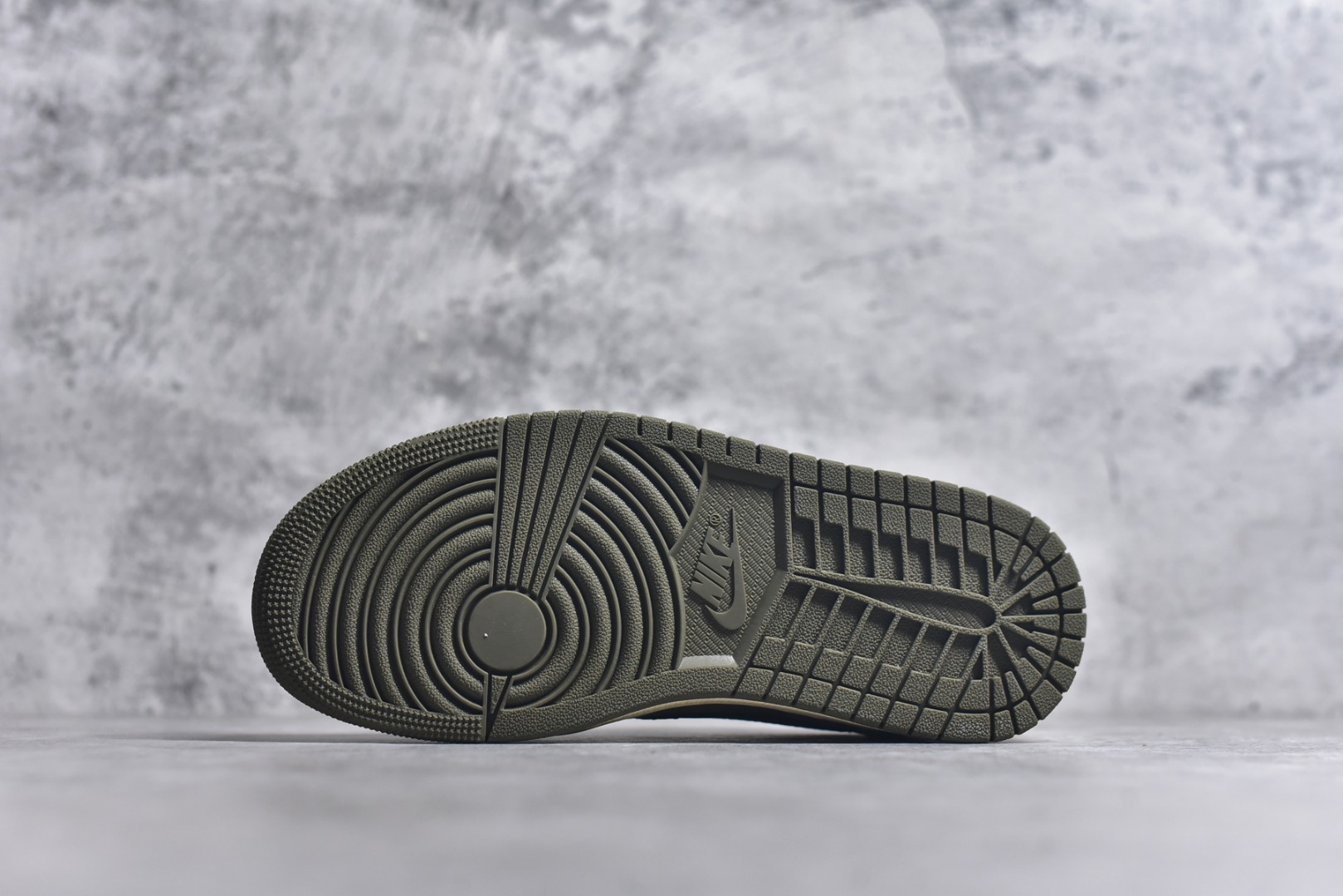 图片[6]-#Travis Scott x Fragment x Air Jordan 1 Low TS联名倒勾低帮板鞋 DM7866-200 错版灵感来源于洛杉矶球鞋店铺收到一双特别的错版 Air Jordan 1“Gold Toe” 的倒钩 勾子倒过来 之后抄近20000美元 研发出反向勾的设计 尺码：36 36.5 37.5 38 38.5 39 40 40.5 41 42 42.5 43 44 44.5 45 46 47-选品中心