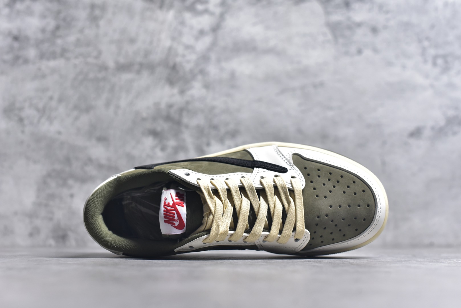 图片[4]-#Travis Scott x Fragment x Air Jordan 1 Low TS联名倒勾低帮板鞋 DM7866-200 错版灵感来源于洛杉矶球鞋店铺收到一双特别的错版 Air Jordan 1“Gold Toe” 的倒钩 勾子倒过来 之后抄近20000美元 研发出反向勾的设计 尺码：36 36.5 37.5 38 38.5 39 40 40.5 41 42 42.5 43 44 44.5 45 46 47-选品中心