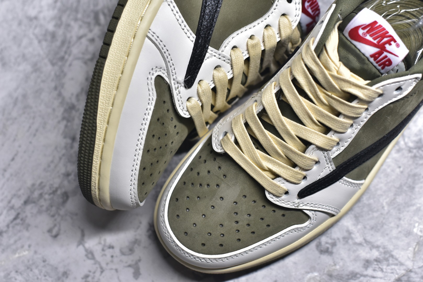 图片[8]-#Travis Scott x Fragment x Air Jordan 1 Low TS联名倒勾低帮板鞋 DM7866-200 错版灵感来源于洛杉矶球鞋店铺收到一双特别的错版 Air Jordan 1“Gold Toe” 的倒钩 勾子倒过来 之后抄近20000美元 研发出反向勾的设计 尺码：36 36.5 37.5 38 38.5 39 40 40.5 41 42 42.5 43 44 44.5 45 46 47-选品中心