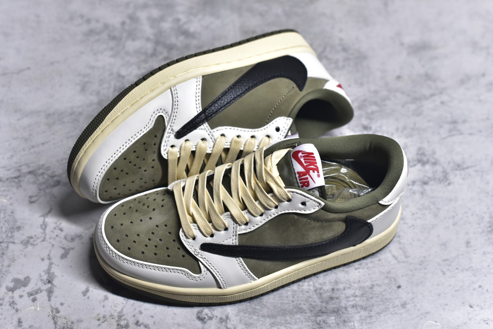 图片[7]-#Travis Scott x Fragment x Air Jordan 1 Low TS联名倒勾低帮板鞋 DM7866-200 错版灵感来源于洛杉矶球鞋店铺收到一双特别的错版 Air Jordan 1“Gold Toe” 的倒钩 勾子倒过来 之后抄近20000美元 研发出反向勾的设计 尺码：36 36.5 37.5 38 38.5 39 40 40.5 41 42 42.5 43 44 44.5 45 46 47-选品中心