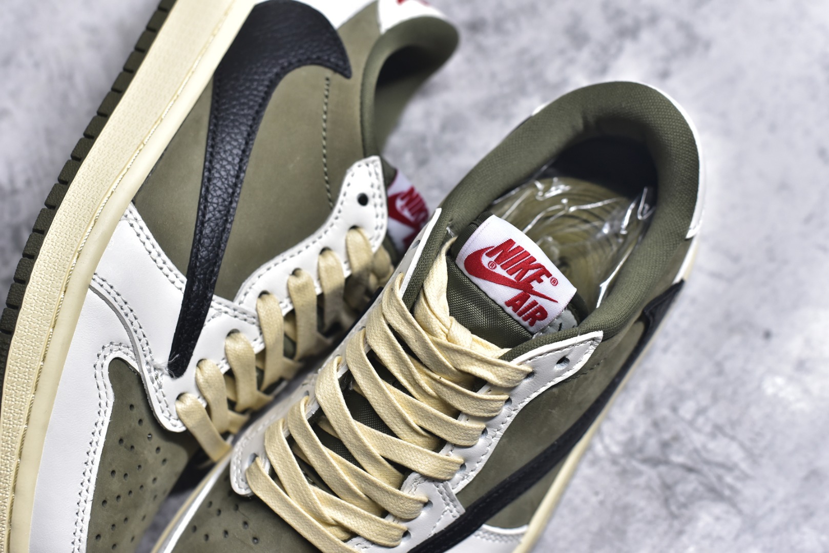 图片[9]-#Travis Scott x Fragment x Air Jordan 1 Low TS联名倒勾低帮板鞋 DM7866-200 错版灵感来源于洛杉矶球鞋店铺收到一双特别的错版 Air Jordan 1“Gold Toe” 的倒钩 勾子倒过来 之后抄近20000美元 研发出反向勾的设计 尺码：36 36.5 37.5 38 38.5 39 40 40.5 41 42 42.5 43 44 44.5 45 46 47-选品中心