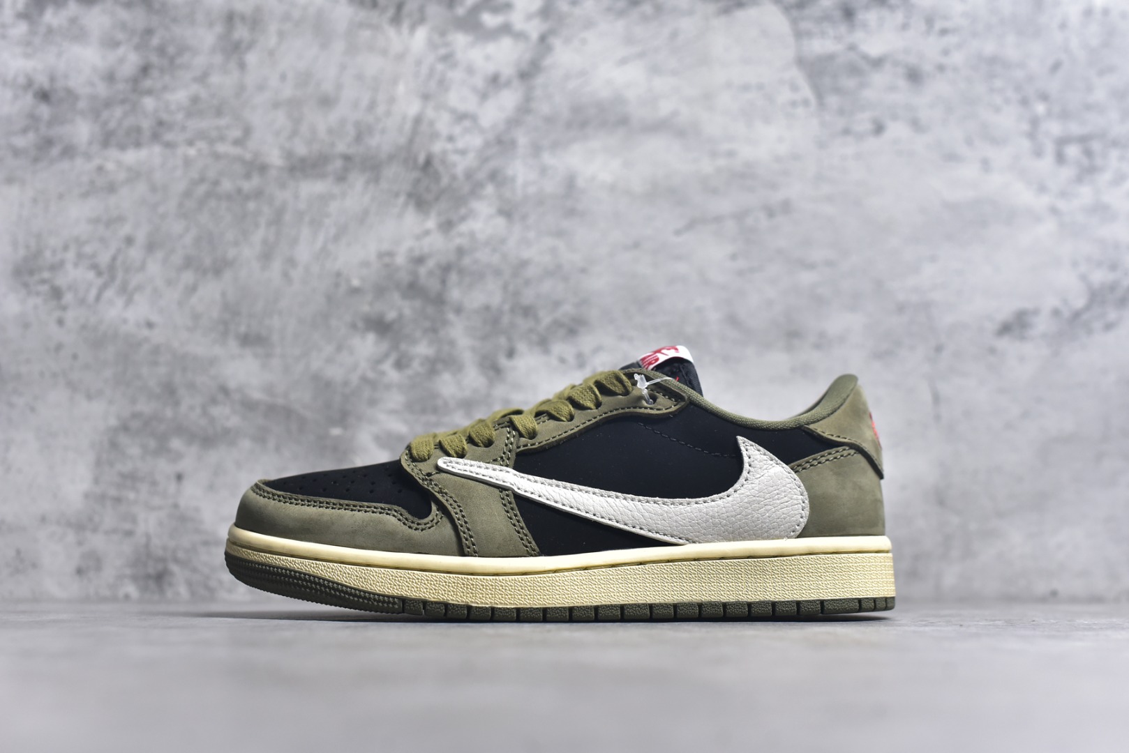 #Travis Scott x Fragment x Air Jordan 1 Low TS联名倒勾低帮板鞋 DM7866-200 错版灵感来源于洛杉矶球鞋店铺收到一双特别的错版 Air Jordan 1“Gold Toe” 的倒钩 勾子倒过来 之后抄近20000美元 研发出反向勾的设计 尺码：36 36.5 37.5 38 38.5 39 40 40.5 41 42 42.5 43 44 44.5 45 46 47-选品中心