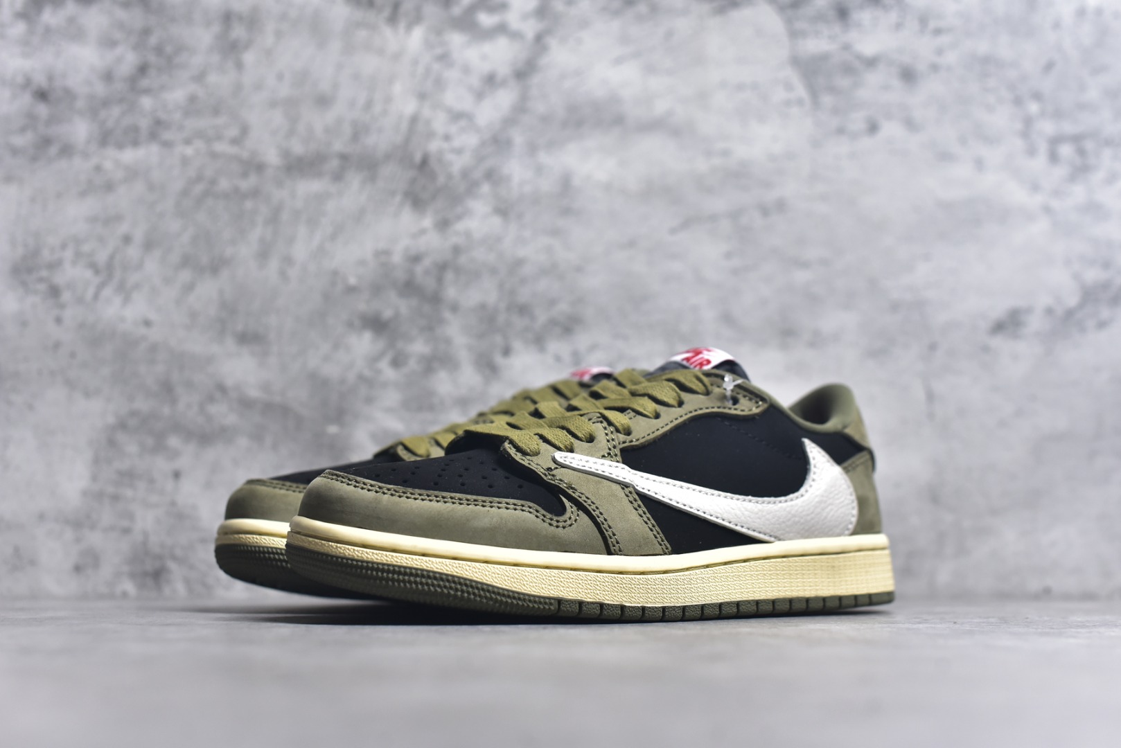 图片[2]-#Travis Scott x Fragment x Air Jordan 1 Low TS联名倒勾低帮板鞋 DM7866-200 错版灵感来源于洛杉矶球鞋店铺收到一双特别的错版 Air Jordan 1“Gold Toe” 的倒钩 勾子倒过来 之后抄近20000美元 研发出反向勾的设计 尺码：36 36.5 37.5 38 38.5 39 40 40.5 41 42 42.5 43 44 44.5 45 46 47-选品中心