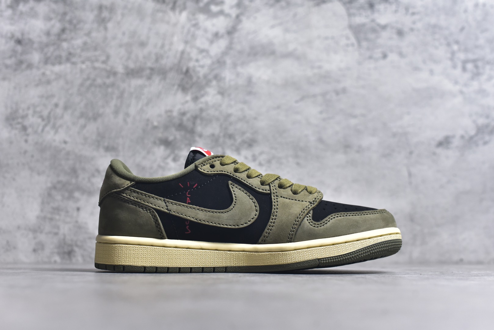 图片[3]-#Travis Scott x Fragment x Air Jordan 1 Low TS联名倒勾低帮板鞋 DM7866-200 错版灵感来源于洛杉矶球鞋店铺收到一双特别的错版 Air Jordan 1“Gold Toe” 的倒钩 勾子倒过来 之后抄近20000美元 研发出反向勾的设计 尺码：36 36.5 37.5 38 38.5 39 40 40.5 41 42 42.5 43 44 44.5 45 46 47-选品中心