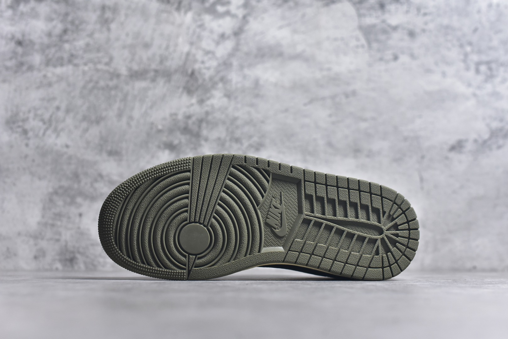 图片[6]-#Travis Scott x Fragment x Air Jordan 1 Low TS联名倒勾低帮板鞋 DM7866-200 错版灵感来源于洛杉矶球鞋店铺收到一双特别的错版 Air Jordan 1“Gold Toe” 的倒钩 勾子倒过来 之后抄近20000美元 研发出反向勾的设计 尺码：36 36.5 37.5 38 38.5 39 40 40.5 41 42 42.5 43 44 44.5 45 46 47-选品中心