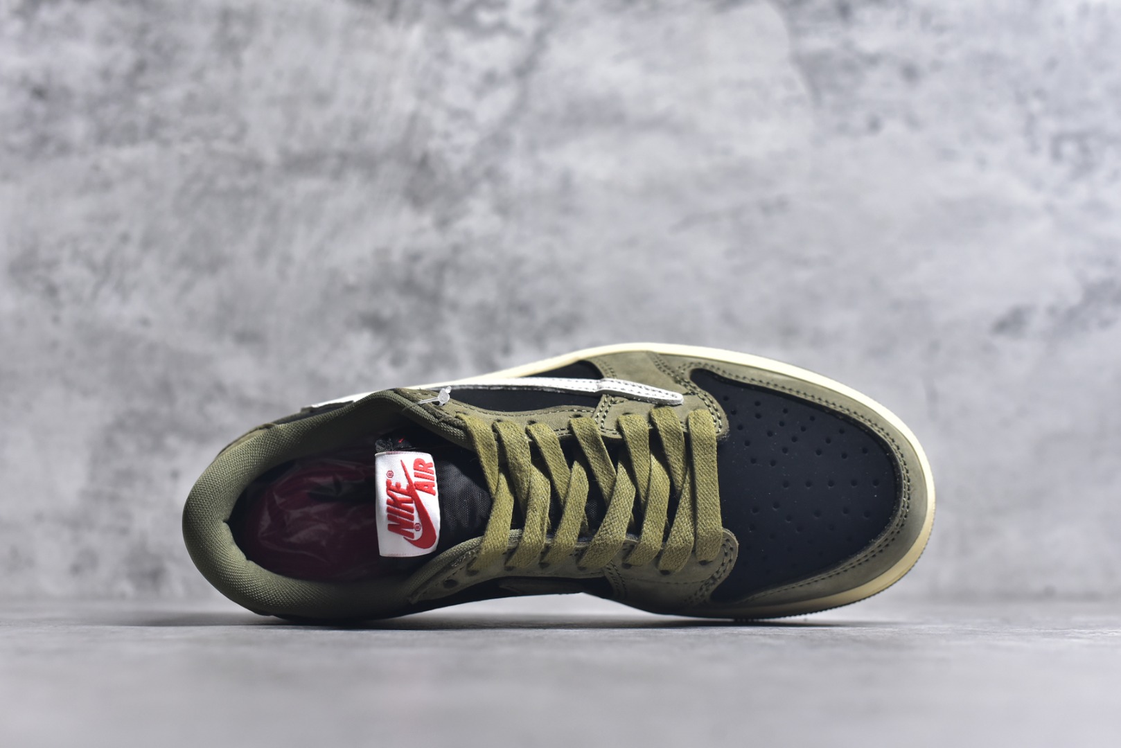 图片[4]-#Travis Scott x Fragment x Air Jordan 1 Low TS联名倒勾低帮板鞋 DM7866-200 错版灵感来源于洛杉矶球鞋店铺收到一双特别的错版 Air Jordan 1“Gold Toe” 的倒钩 勾子倒过来 之后抄近20000美元 研发出反向勾的设计 尺码：36 36.5 37.5 38 38.5 39 40 40.5 41 42 42.5 43 44 44.5 45 46 47-选品中心