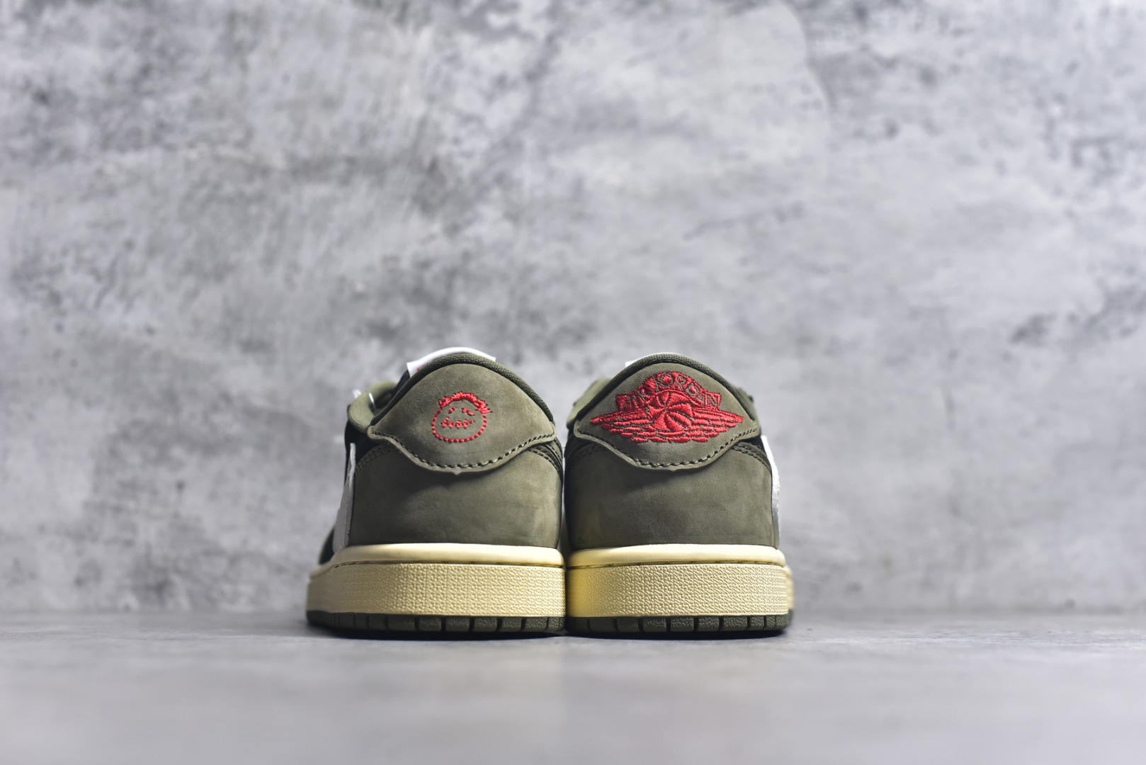图片[5]-#Travis Scott x Fragment x Air Jordan 1 Low TS联名倒勾低帮板鞋 DM7866-200 错版灵感来源于洛杉矶球鞋店铺收到一双特别的错版 Air Jordan 1“Gold Toe” 的倒钩 勾子倒过来 之后抄近20000美元 研发出反向勾的设计 尺码：36 36.5 37.5 38 38.5 39 40 40.5 41 42 42.5 43 44 44.5 45 46 47-选品中心