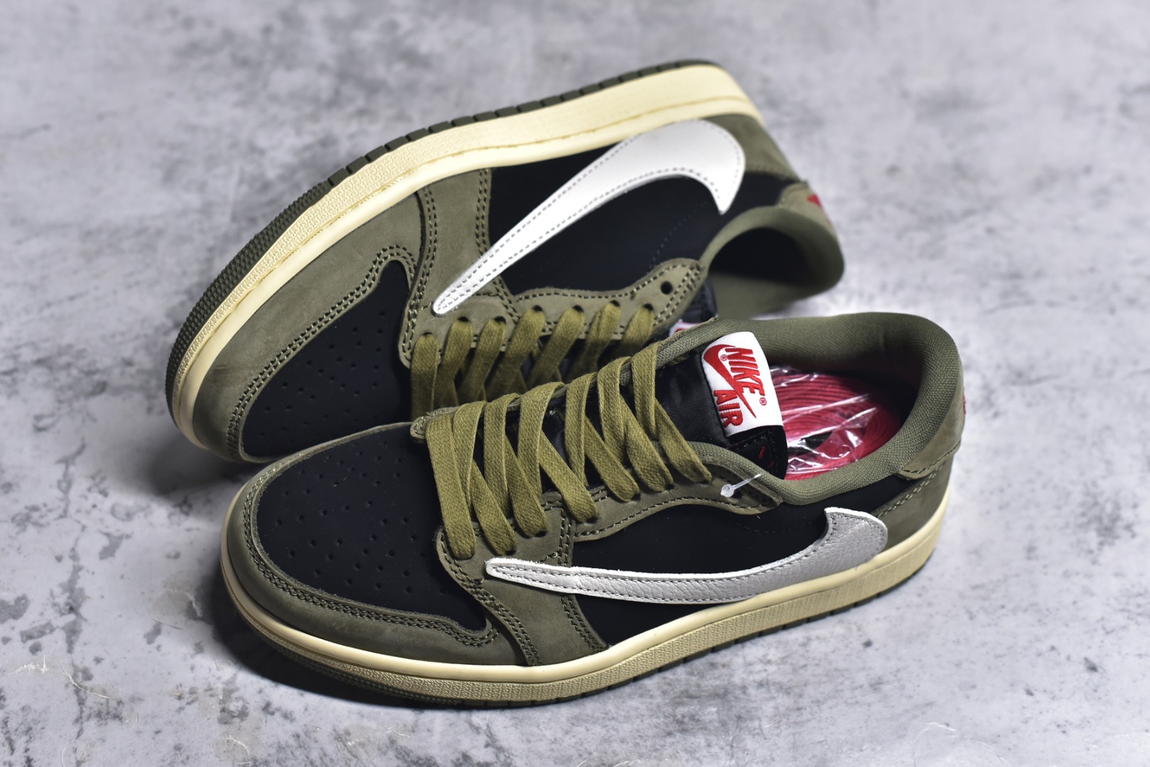 图片[7]-#Travis Scott x Fragment x Air Jordan 1 Low TS联名倒勾低帮板鞋 DM7866-200 错版灵感来源于洛杉矶球鞋店铺收到一双特别的错版 Air Jordan 1“Gold Toe” 的倒钩 勾子倒过来 之后抄近20000美元 研发出反向勾的设计 尺码：36 36.5 37.5 38 38.5 39 40 40.5 41 42 42.5 43 44 44.5 45 46 47-选品中心