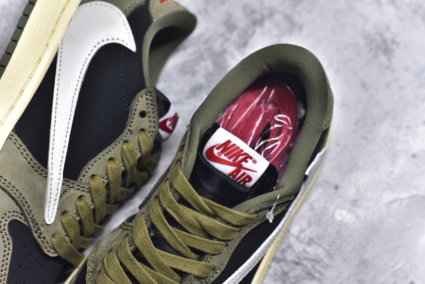 图片[9]-#Travis Scott x Fragment x Air Jordan 1 Low TS联名倒勾低帮板鞋 DM7866-200 错版灵感来源于洛杉矶球鞋店铺收到一双特别的错版 Air Jordan 1“Gold Toe” 的倒钩 勾子倒过来 之后抄近20000美元 研发出反向勾的设计 尺码：36 36.5 37.5 38 38.5 39 40 40.5 41 42 42.5 43 44 44.5 45 46 47-选品中心