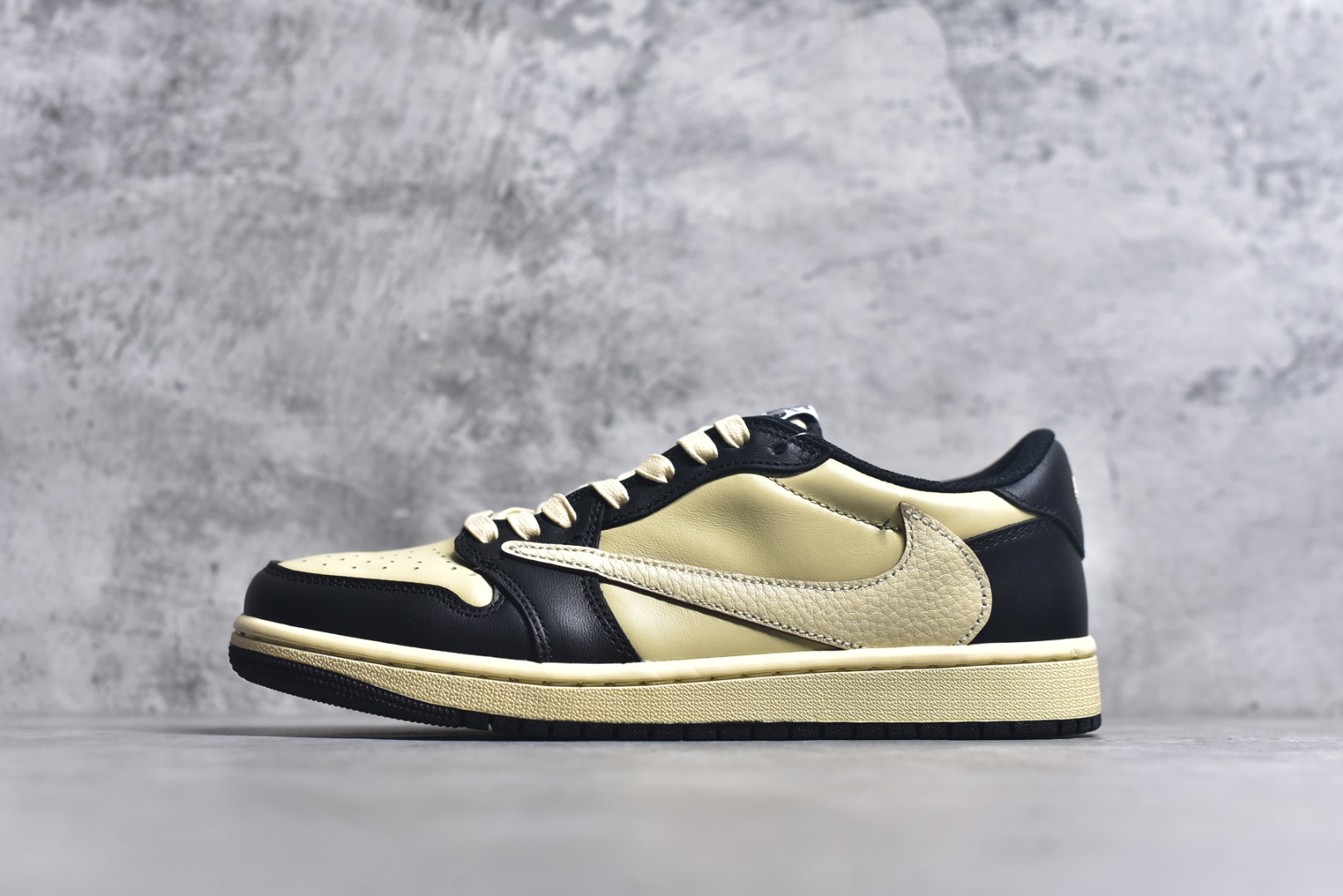 #Travis Scott x Fragment x Air Jordan 1 Low TS联名倒勾低帮板鞋 DM7866-200 错版灵感来源于洛杉矶球鞋店铺收到一双特别的错版 Air Jordan 1“Gold Toe” 的倒钩 勾子倒过来 之后抄近20000美元 研发出反向勾的设计 尺码：36 36.5 37.5 38 38.5 39 40 40.5 41 42 42.5 43 44 44.5 45 46 47-选品中心