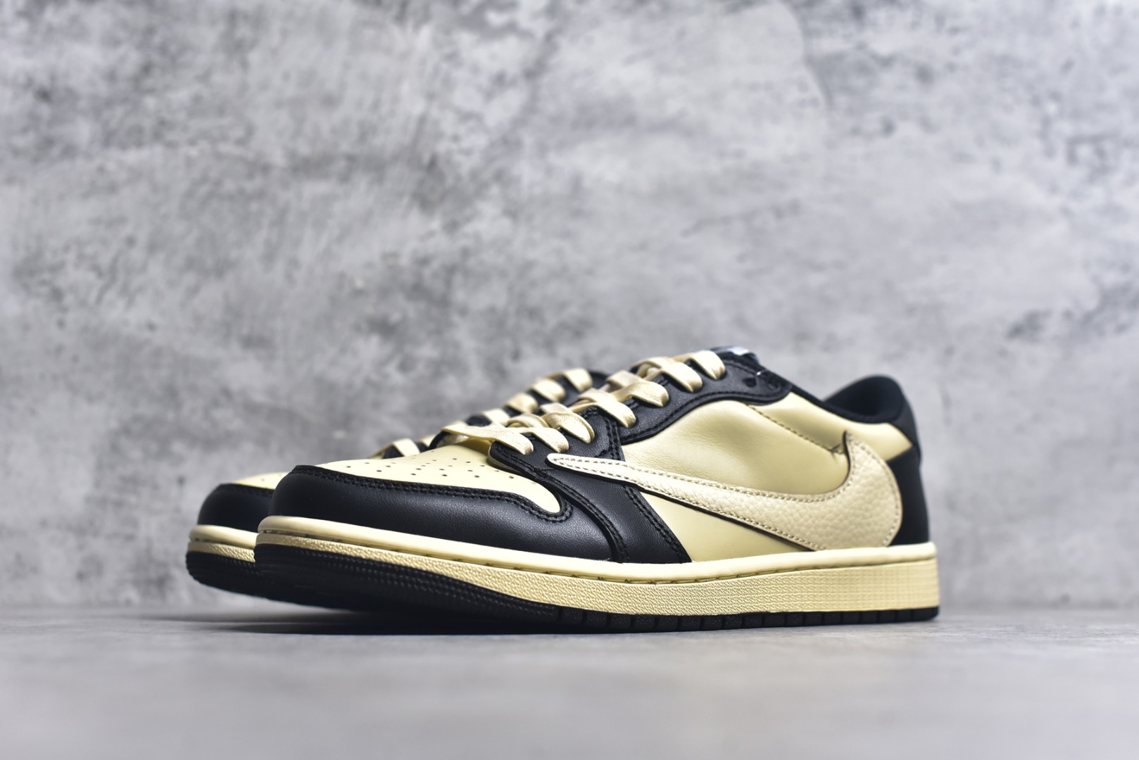 图片[2]-#Travis Scott x Fragment x Air Jordan 1 Low TS联名倒勾低帮板鞋 DM7866-200 错版灵感来源于洛杉矶球鞋店铺收到一双特别的错版 Air Jordan 1“Gold Toe” 的倒钩 勾子倒过来 之后抄近20000美元 研发出反向勾的设计 尺码：36 36.5 37.5 38 38.5 39 40 40.5 41 42 42.5 43 44 44.5 45 46 47-选品中心