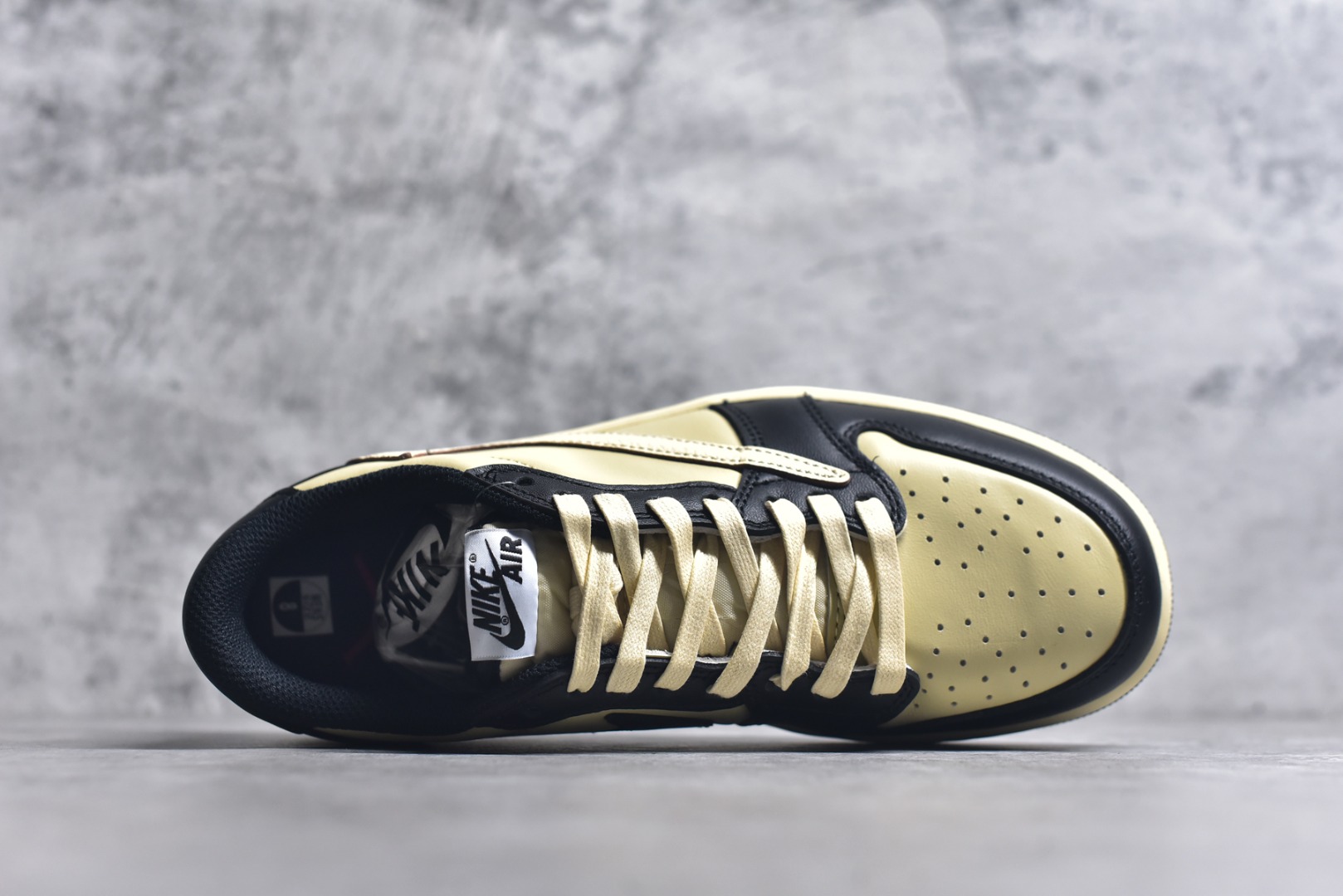 图片[4]-#Travis Scott x Fragment x Air Jordan 1 Low TS联名倒勾低帮板鞋 DM7866-200 错版灵感来源于洛杉矶球鞋店铺收到一双特别的错版 Air Jordan 1“Gold Toe” 的倒钩 勾子倒过来 之后抄近20000美元 研发出反向勾的设计 尺码：36 36.5 37.5 38 38.5 39 40 40.5 41 42 42.5 43 44 44.5 45 46 47-选品中心