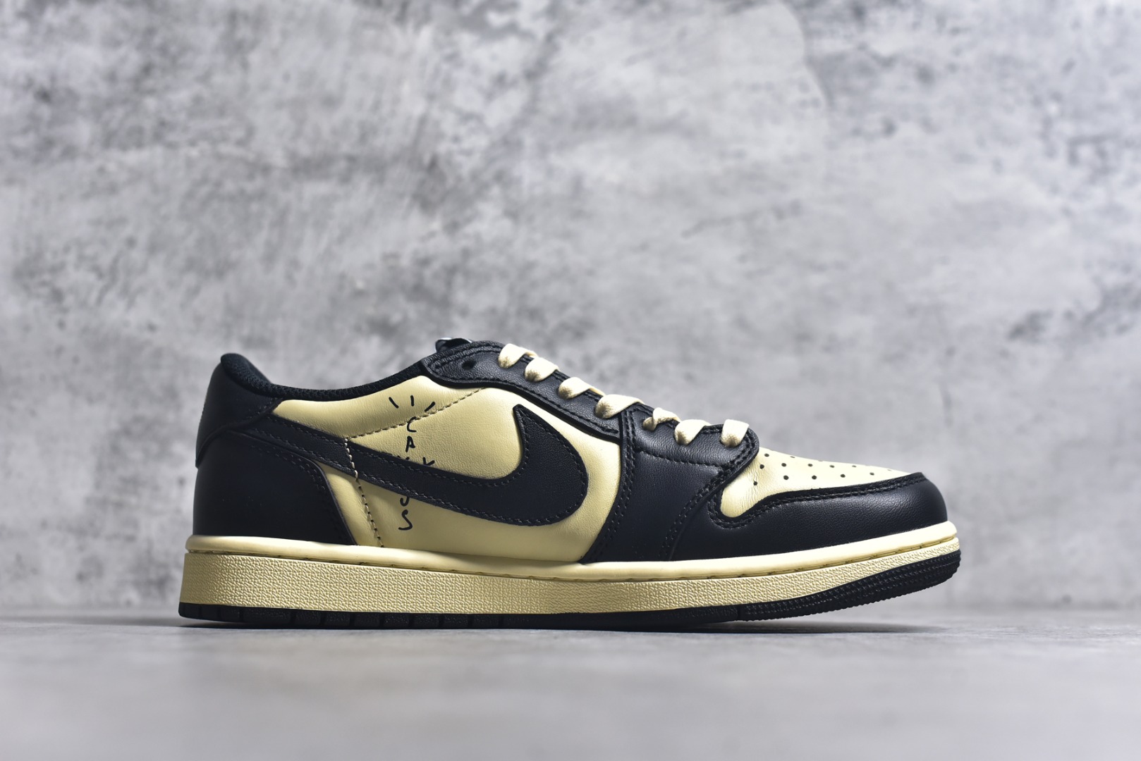 图片[3]-#Travis Scott x Fragment x Air Jordan 1 Low TS联名倒勾低帮板鞋 DM7866-200 错版灵感来源于洛杉矶球鞋店铺收到一双特别的错版 Air Jordan 1“Gold Toe” 的倒钩 勾子倒过来 之后抄近20000美元 研发出反向勾的设计 尺码：36 36.5 37.5 38 38.5 39 40 40.5 41 42 42.5 43 44 44.5 45 46 47-选品中心