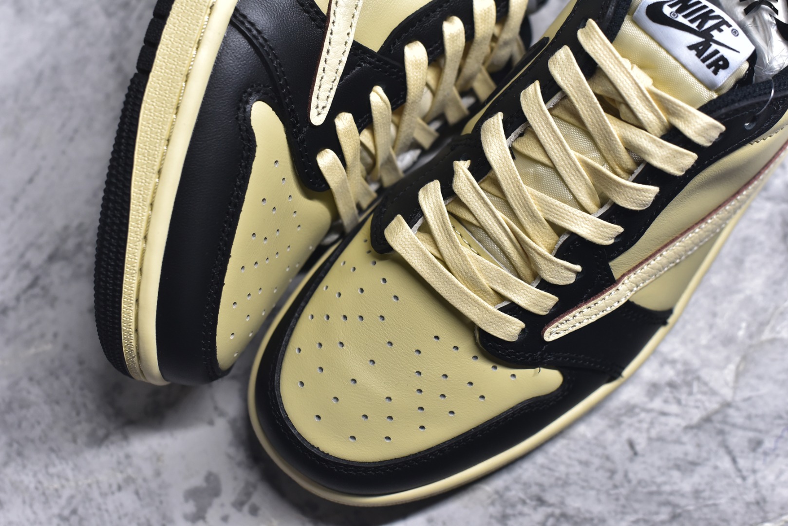 图片[8]-#Travis Scott x Fragment x Air Jordan 1 Low TS联名倒勾低帮板鞋 DM7866-200 错版灵感来源于洛杉矶球鞋店铺收到一双特别的错版 Air Jordan 1“Gold Toe” 的倒钩 勾子倒过来 之后抄近20000美元 研发出反向勾的设计 尺码：36 36.5 37.5 38 38.5 39 40 40.5 41 42 42.5 43 44 44.5 45 46 47-选品中心