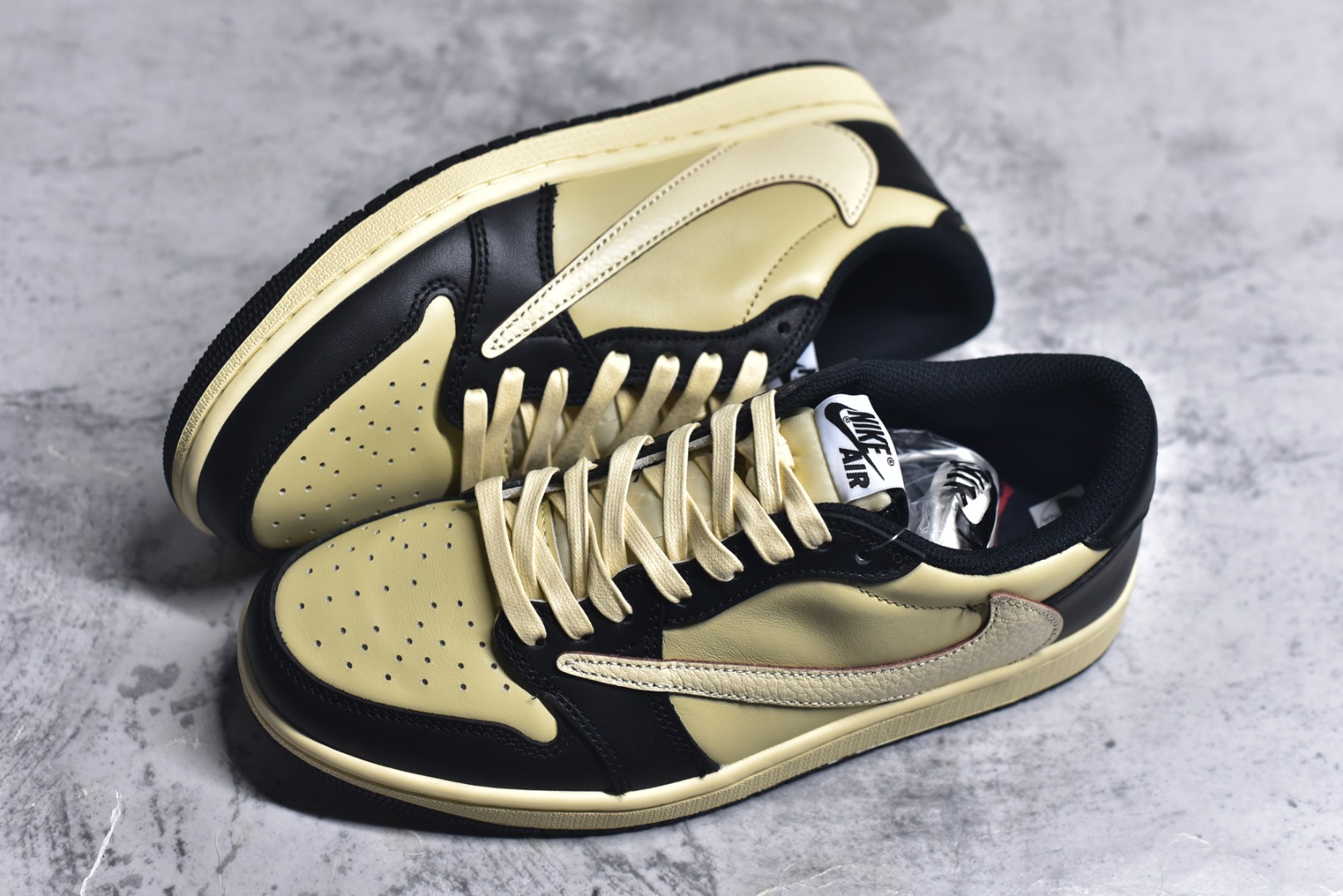 图片[7]-#Travis Scott x Fragment x Air Jordan 1 Low TS联名倒勾低帮板鞋 DM7866-200 错版灵感来源于洛杉矶球鞋店铺收到一双特别的错版 Air Jordan 1“Gold Toe” 的倒钩 勾子倒过来 之后抄近20000美元 研发出反向勾的设计 尺码：36 36.5 37.5 38 38.5 39 40 40.5 41 42 42.5 43 44 44.5 45 46 47-选品中心