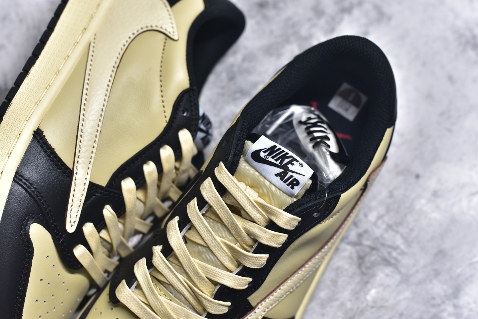 图片[9]-#Travis Scott x Fragment x Air Jordan 1 Low TS联名倒勾低帮板鞋 DM7866-200 错版灵感来源于洛杉矶球鞋店铺收到一双特别的错版 Air Jordan 1“Gold Toe” 的倒钩 勾子倒过来 之后抄近20000美元 研发出反向勾的设计 尺码：36 36.5 37.5 38 38.5 39 40 40.5 41 42 42.5 43 44 44.5 45 46 47-选品中心