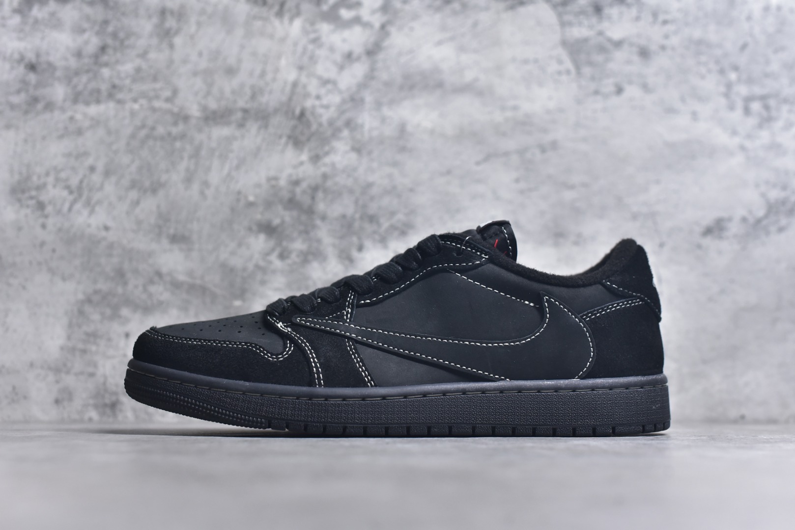 #Travis Scott x Fragment x Air Jordan 1 Low TS联名倒勾低帮板鞋 DM7866-200 错版灵感来源于洛杉矶球鞋店铺收到一双特别的错版 Air Jordan 1“Gold Toe” 的倒钩 勾子倒过来 之后抄近20000美元 研发出反向勾的设计 尺码：36 36.5 37.5 38 38.5 39 40 40.5 41 42 42.5 43 44 44.5 45 46 47-选品中心