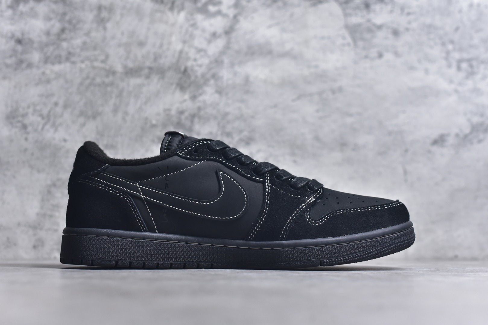 图片[3]-#Travis Scott x Fragment x Air Jordan 1 Low TS联名倒勾低帮板鞋 DM7866-200 错版灵感来源于洛杉矶球鞋店铺收到一双特别的错版 Air Jordan 1“Gold Toe” 的倒钩 勾子倒过来 之后抄近20000美元 研发出反向勾的设计 尺码：36 36.5 37.5 38 38.5 39 40 40.5 41 42 42.5 43 44 44.5 45 46 47-选品中心