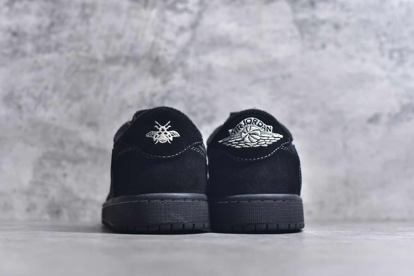 图片[5]-#Travis Scott x Fragment x Air Jordan 1 Low TS联名倒勾低帮板鞋 DM7866-200 错版灵感来源于洛杉矶球鞋店铺收到一双特别的错版 Air Jordan 1“Gold Toe” 的倒钩 勾子倒过来 之后抄近20000美元 研发出反向勾的设计 尺码：36 36.5 37.5 38 38.5 39 40 40.5 41 42 42.5 43 44 44.5 45 46 47-选品中心