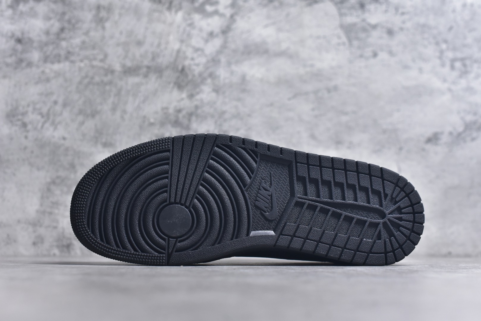 图片[6]-#Travis Scott x Fragment x Air Jordan 1 Low TS联名倒勾低帮板鞋 DM7866-200 错版灵感来源于洛杉矶球鞋店铺收到一双特别的错版 Air Jordan 1“Gold Toe” 的倒钩 勾子倒过来 之后抄近20000美元 研发出反向勾的设计 尺码：36 36.5 37.5 38 38.5 39 40 40.5 41 42 42.5 43 44 44.5 45 46 47-选品中心