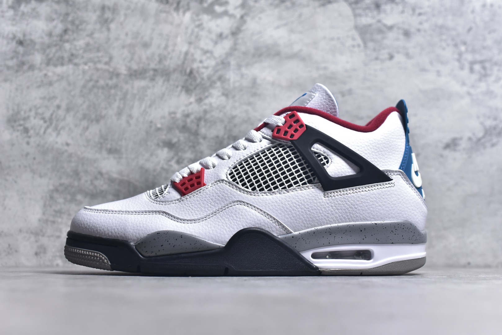 #Air Jordan AJ4 Retro 耗时半年巨作 全套原纸板楦头开发 调试30余版 确保原汁原味完美呈现四代版型 一比一鞋头弧度高度趴度鞋身弧度 此版本只针对中端市场 皮料材质有所更替 其他数据细节工艺流程均保持公司一致 细节品控鞋型随意秒杀市面3XX 4XX 原厂TPU网格鞋带扣 正确内里网布 菱角分明不变形无多余毛边 柔软性质感一致于原鞋 原厂织唛标 原厂飞人电绣工艺 独家绑鞋带手法 印刷中底布 四线拉帮 米色美纹纸贴合固定 进口港宝加持 后跟自然饱满 全鞋荧光划线卡点 追求极致完美 每一双都是工艺品 多重QC质检 超越公司货的品控标准 实实在在的免检产品 尺码：40 40.5 41 42 42.5 43 44 44.5 45 46 47.5-选品中心