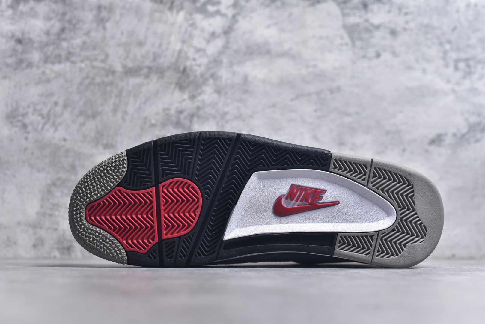 图片[6]-#Air Jordan AJ4 Retro 耗时半年巨作 全套原纸板楦头开发 调试30余版 确保原汁原味完美呈现四代版型 一比一鞋头弧度高度趴度鞋身弧度 此版本只针对中端市场 皮料材质有所更替 其他数据细节工艺流程均保持公司一致 细节品控鞋型随意秒杀市面3XX 4XX 原厂TPU网格鞋带扣 正确内里网布 菱角分明不变形无多余毛边 柔软性质感一致于原鞋 原厂织唛标 原厂飞人电绣工艺 独家绑鞋带手法 印刷中底布 四线拉帮 米色美纹纸贴合固定 进口港宝加持 后跟自然饱满 全鞋荧光划线卡点 追求极致完美 每一双都是工艺品 多重QC质检 超越公司货的品控标准 实实在在的免检产品 尺码：40 40.5 41 42 42.5 43 44 44.5 45 46 47.5-选品中心