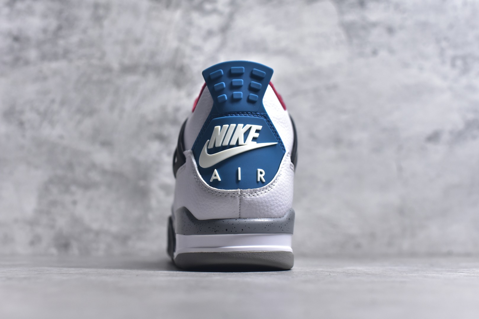 图片[5]-#Air Jordan AJ4 Retro 耗时半年巨作 全套原纸板楦头开发 调试30余版 确保原汁原味完美呈现四代版型 一比一鞋头弧度高度趴度鞋身弧度 此版本只针对中端市场 皮料材质有所更替 其他数据细节工艺流程均保持公司一致 细节品控鞋型随意秒杀市面3XX 4XX 原厂TPU网格鞋带扣 正确内里网布 菱角分明不变形无多余毛边 柔软性质感一致于原鞋 原厂织唛标 原厂飞人电绣工艺 独家绑鞋带手法 印刷中底布 四线拉帮 米色美纹纸贴合固定 进口港宝加持 后跟自然饱满 全鞋荧光划线卡点 追求极致完美 每一双都是工艺品 多重QC质检 超越公司货的品控标准 实实在在的免检产品 尺码：40 40.5 41 42 42.5 43 44 44.5 45 46 47.5-选品中心