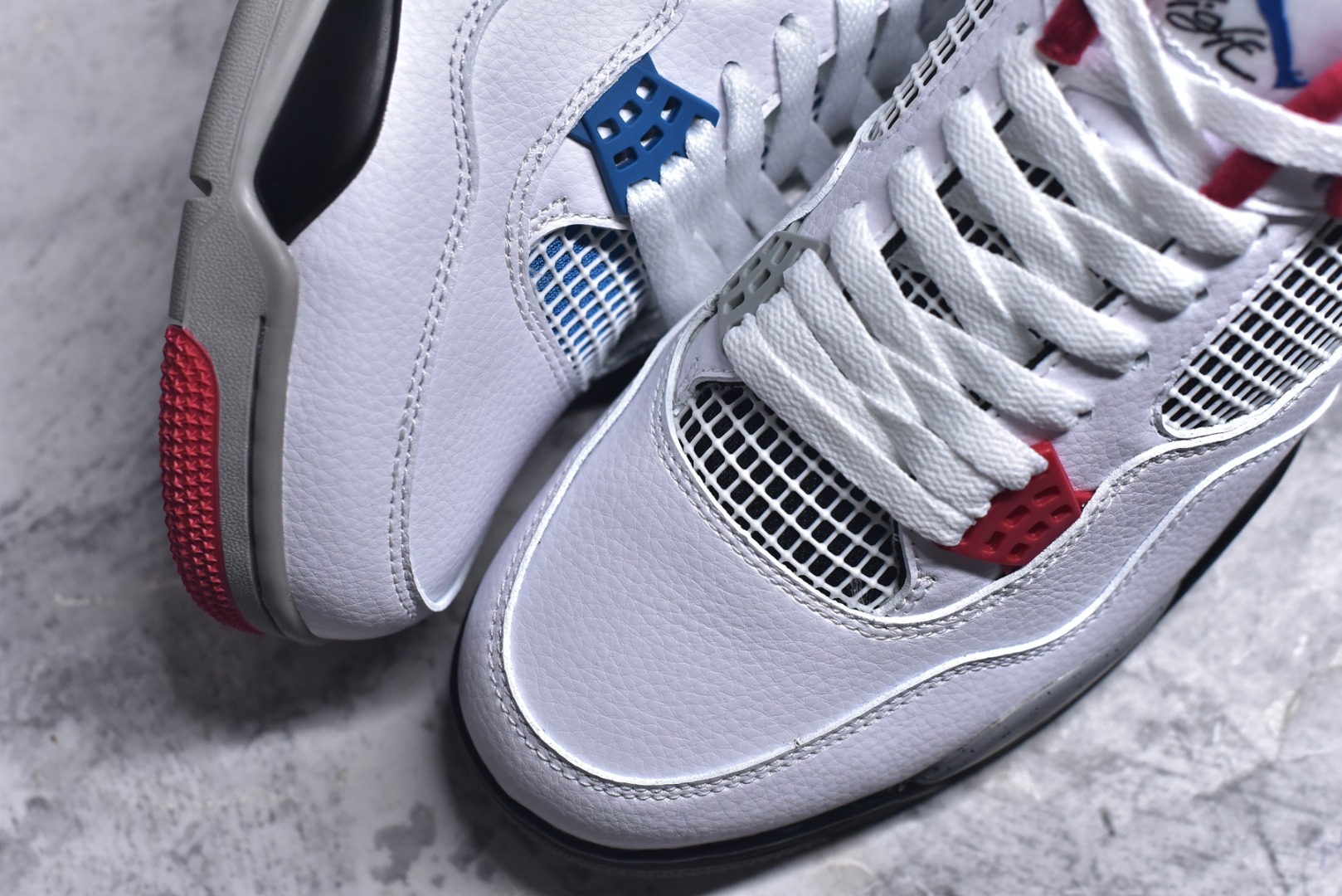 图片[8]-#Air Jordan AJ4 Retro 耗时半年巨作 全套原纸板楦头开发 调试30余版 确保原汁原味完美呈现四代版型 一比一鞋头弧度高度趴度鞋身弧度 此版本只针对中端市场 皮料材质有所更替 其他数据细节工艺流程均保持公司一致 细节品控鞋型随意秒杀市面3XX 4XX 原厂TPU网格鞋带扣 正确内里网布 菱角分明不变形无多余毛边 柔软性质感一致于原鞋 原厂织唛标 原厂飞人电绣工艺 独家绑鞋带手法 印刷中底布 四线拉帮 米色美纹纸贴合固定 进口港宝加持 后跟自然饱满 全鞋荧光划线卡点 追求极致完美 每一双都是工艺品 多重QC质检 超越公司货的品控标准 实实在在的免检产品 尺码：40 40.5 41 42 42.5 43 44 44.5 45 46 47.5-选品中心
