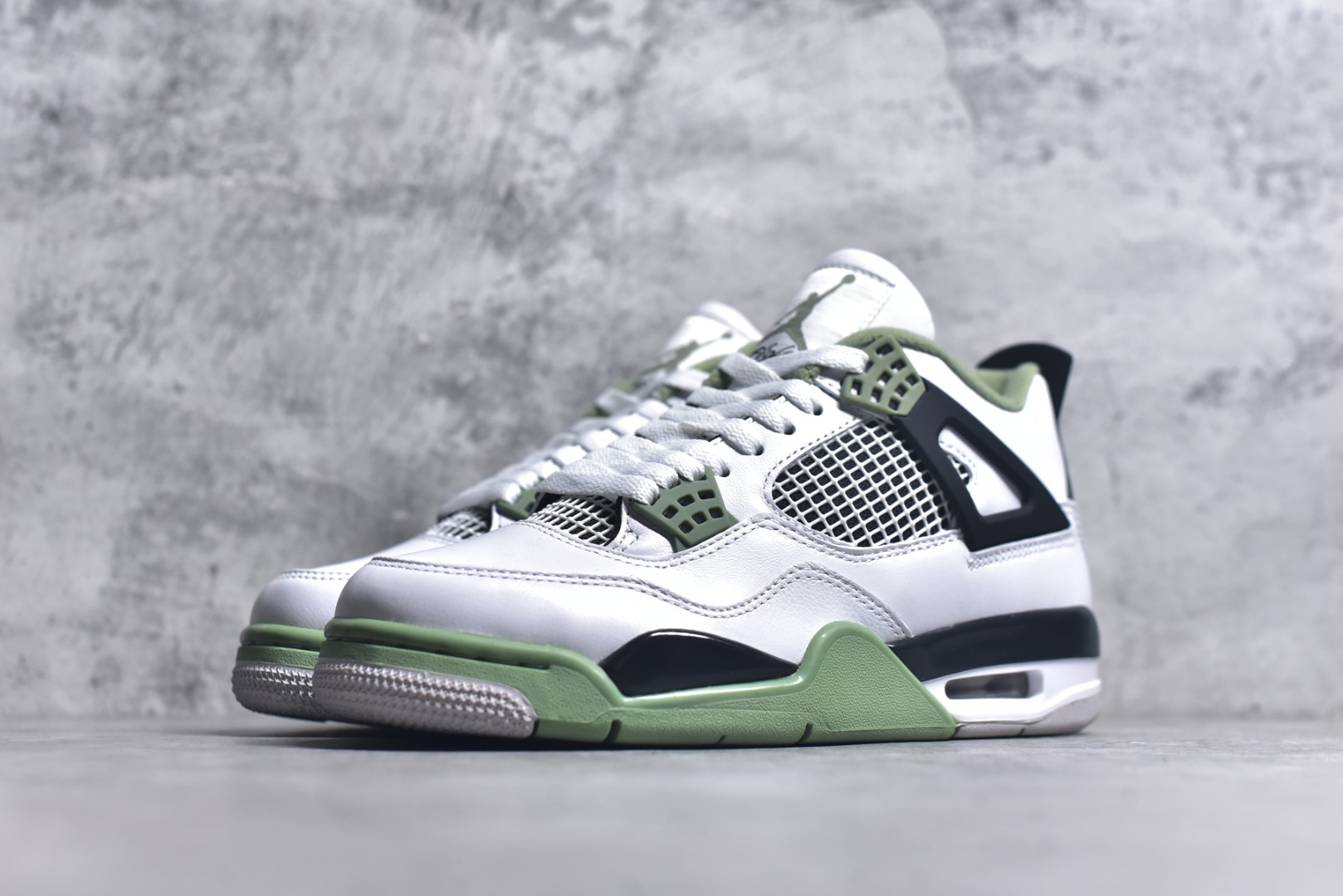 图片[2]-#Air Jordan AJ4 Retro 耗时半年巨作 全套原纸板楦头开发 调试30余版 确保原汁原味完美呈现四代版型 一比一鞋头弧度高度趴度鞋身弧度 此版本只针对中端市场 皮料材质有所更替 其他数据细节工艺流程均保持公司一致 细节品控鞋型随意秒杀市面3XX 4XX 原厂TPU网格鞋带扣 正确内里网布 菱角分明不变形无多余毛边 柔软性质感一致于原鞋 原厂织唛标 原厂飞人电绣工艺 独家绑鞋带手法 印刷中底布 四线拉帮 米色美纹纸贴合固定 进口港宝加持 后跟自然饱满 全鞋荧光划线卡点 追求极致完美 每一双都是工艺品 多重QC质检 超越公司货的品控标准 实实在在的免检产品 尺码：40 40.5 41 42 42.5 43 44 44.5 45 46 47.5-选品中心