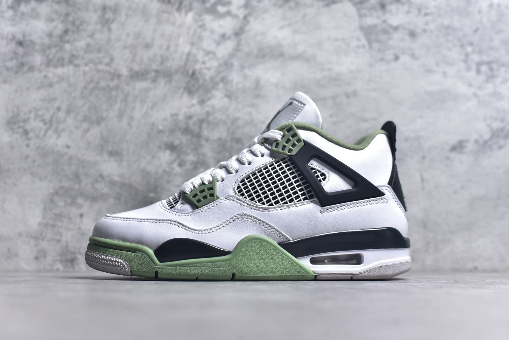 #Air Jordan AJ4 Retro 耗时半年巨作 全套原纸板楦头开发 调试30余版 确保原汁原味完美呈现四代版型 一比一鞋头弧度高度趴度鞋身弧度 此版本只针对中端市场 皮料材质有所更替 其他数据细节工艺流程均保持公司一致 细节品控鞋型随意秒杀市面3XX 4XX 原厂TPU网格鞋带扣 正确内里网布 菱角分明不变形无多余毛边 柔软性质感一致于原鞋 原厂织唛标 原厂飞人电绣工艺 独家绑鞋带手法 印刷中底布 四线拉帮 米色美纹纸贴合固定 进口港宝加持 后跟自然饱满 全鞋荧光划线卡点 追求极致完美 每一双都是工艺品 多重QC质检 超越公司货的品控标准 实实在在的免检产品 尺码：40 40.5 41 42 42.5 43 44 44.5 45 46 47.5-选品中心