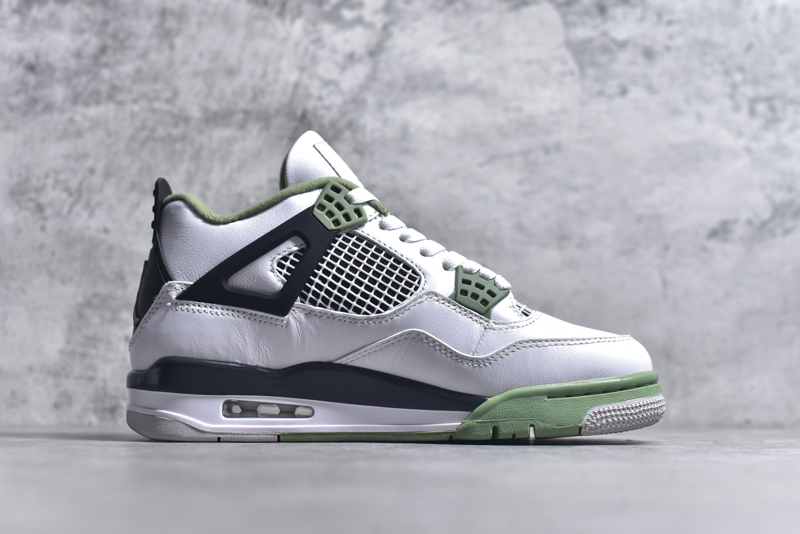 图片[3]-#Air Jordan AJ4 Retro 耗时半年巨作 全套原纸板楦头开发 调试30余版 确保原汁原味完美呈现四代版型 一比一鞋头弧度高度趴度鞋身弧度 此版本只针对中端市场 皮料材质有所更替 其他数据细节工艺流程均保持公司一致 细节品控鞋型随意秒杀市面3XX 4XX 原厂TPU网格鞋带扣 正确内里网布 菱角分明不变形无多余毛边 柔软性质感一致于原鞋 原厂织唛标 原厂飞人电绣工艺 独家绑鞋带手法 印刷中底布 四线拉帮 米色美纹纸贴合固定 进口港宝加持 后跟自然饱满 全鞋荧光划线卡点 追求极致完美 每一双都是工艺品 多重QC质检 超越公司货的品控标准 实实在在的免检产品 尺码：40 40.5 41 42 42.5 43 44 44.5 45 46 47.5-选品中心