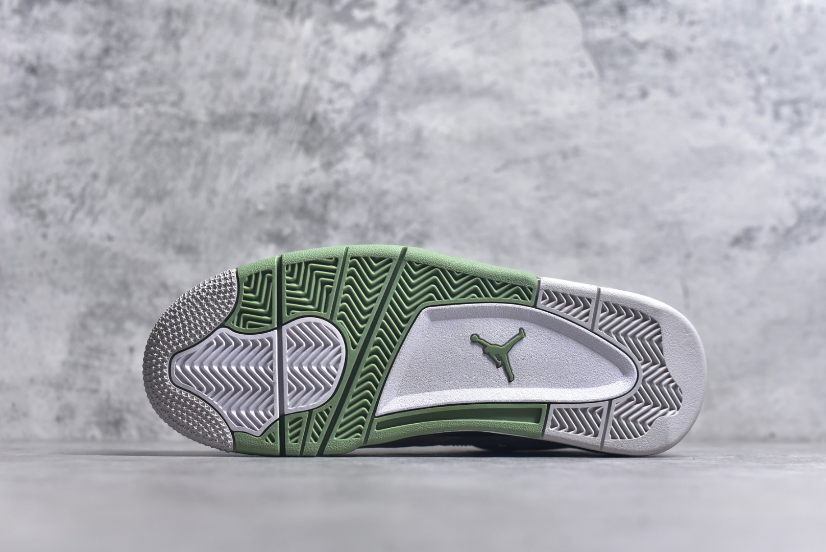 图片[6]-#Air Jordan AJ4 Retro 耗时半年巨作 全套原纸板楦头开发 调试30余版 确保原汁原味完美呈现四代版型 一比一鞋头弧度高度趴度鞋身弧度 此版本只针对中端市场 皮料材质有所更替 其他数据细节工艺流程均保持公司一致 细节品控鞋型随意秒杀市面3XX 4XX 原厂TPU网格鞋带扣 正确内里网布 菱角分明不变形无多余毛边 柔软性质感一致于原鞋 原厂织唛标 原厂飞人电绣工艺 独家绑鞋带手法 印刷中底布 四线拉帮 米色美纹纸贴合固定 进口港宝加持 后跟自然饱满 全鞋荧光划线卡点 追求极致完美 每一双都是工艺品 多重QC质检 超越公司货的品控标准 实实在在的免检产品 尺码：40 40.5 41 42 42.5 43 44 44.5 45 46 47.5-选品中心