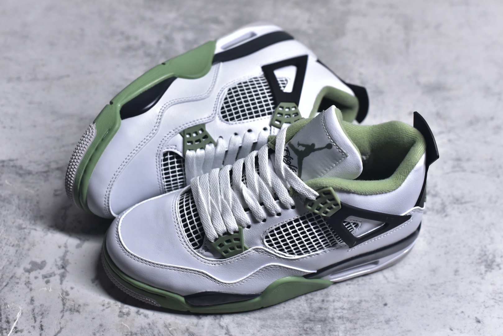 图片[7]-#Air Jordan AJ4 Retro 耗时半年巨作 全套原纸板楦头开发 调试30余版 确保原汁原味完美呈现四代版型 一比一鞋头弧度高度趴度鞋身弧度 此版本只针对中端市场 皮料材质有所更替 其他数据细节工艺流程均保持公司一致 细节品控鞋型随意秒杀市面3XX 4XX 原厂TPU网格鞋带扣 正确内里网布 菱角分明不变形无多余毛边 柔软性质感一致于原鞋 原厂织唛标 原厂飞人电绣工艺 独家绑鞋带手法 印刷中底布 四线拉帮 米色美纹纸贴合固定 进口港宝加持 后跟自然饱满 全鞋荧光划线卡点 追求极致完美 每一双都是工艺品 多重QC质检 超越公司货的品控标准 实实在在的免检产品 尺码：40 40.5 41 42 42.5 43 44 44.5 45 46 47.5-选品中心