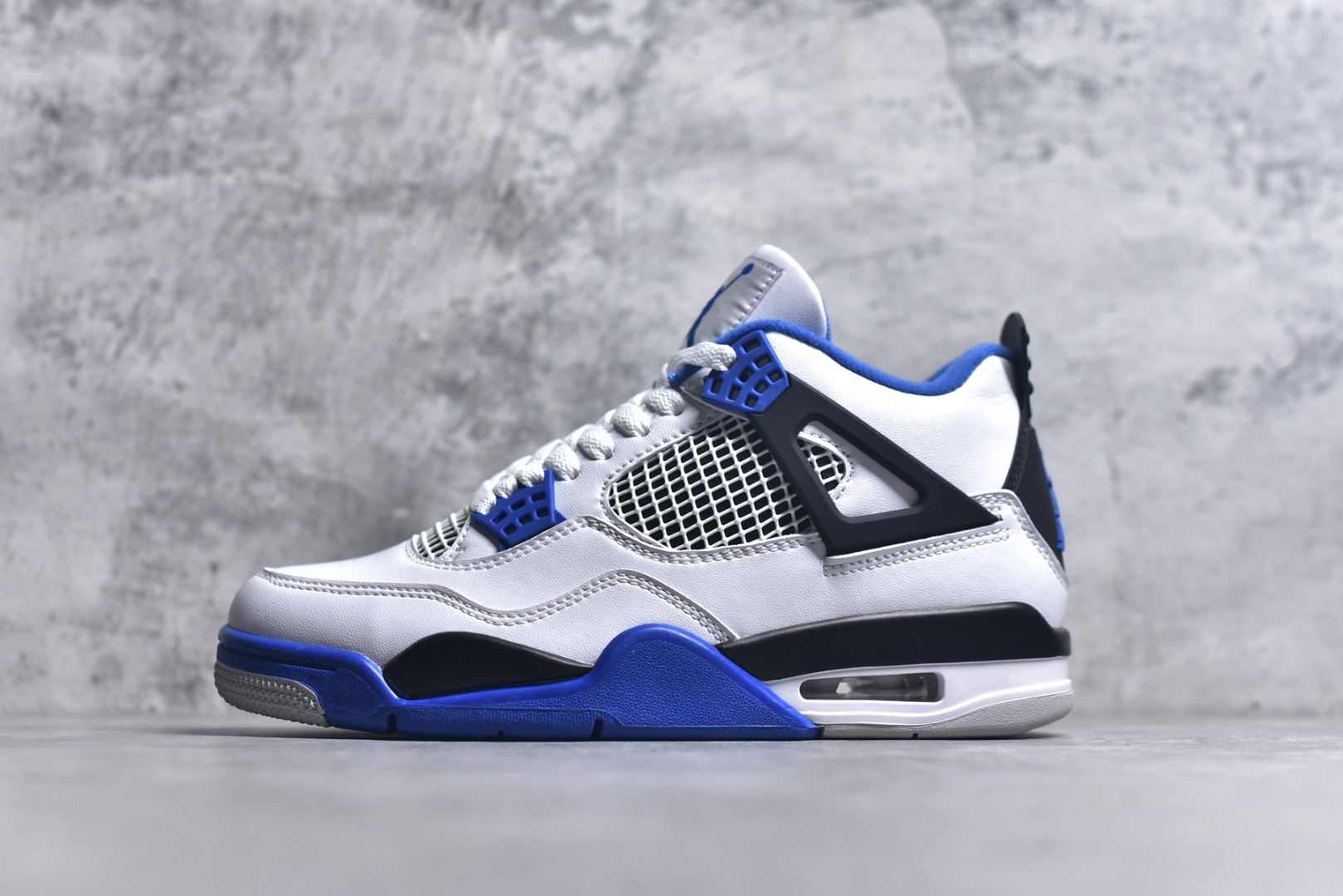 #Air Jordan AJ4 Retro 耗时半年巨作 全套原纸板楦头开发 调试30余版 确保原汁原味完美呈现四代版型 一比一鞋头弧度高度趴度鞋身弧度 此版本只针对中端市场 皮料材质有所更替 其他数据细节工艺流程均保持公司一致 细节品控鞋型随意秒杀市面3XX 4XX 原厂TPU网格鞋带扣 正确内里网布 菱角分明不变形无多余毛边 柔软性质感一致于原鞋 原厂织唛标 原厂飞人电绣工艺 独家绑鞋带手法 印刷中底布 四线拉帮 米色美纹纸贴合固定 进口港宝加持 后跟自然饱满 全鞋荧光划线卡点 追求极致完美 每一双都是工艺品 多重QC质检 超越公司货的品控标准 实实在在的免检产品 尺码：40 40.5 41 42 42.5 43 44 44.5 45 46 47.5-选品中心