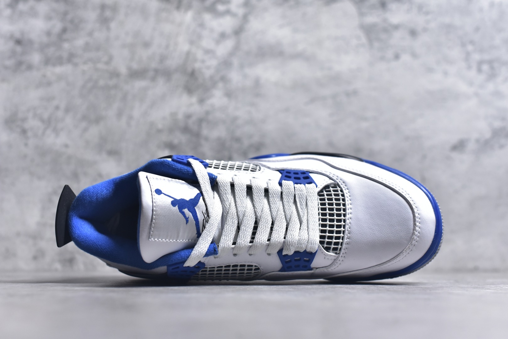 图片[4]-#Air Jordan AJ4 Retro 耗时半年巨作 全套原纸板楦头开发 调试30余版 确保原汁原味完美呈现四代版型 一比一鞋头弧度高度趴度鞋身弧度 此版本只针对中端市场 皮料材质有所更替 其他数据细节工艺流程均保持公司一致 细节品控鞋型随意秒杀市面3XX 4XX 原厂TPU网格鞋带扣 正确内里网布 菱角分明不变形无多余毛边 柔软性质感一致于原鞋 原厂织唛标 原厂飞人电绣工艺 独家绑鞋带手法 印刷中底布 四线拉帮 米色美纹纸贴合固定 进口港宝加持 后跟自然饱满 全鞋荧光划线卡点 追求极致完美 每一双都是工艺品 多重QC质检 超越公司货的品控标准 实实在在的免检产品 尺码：40 40.5 41 42 42.5 43 44 44.5 45 46 47.5-选品中心