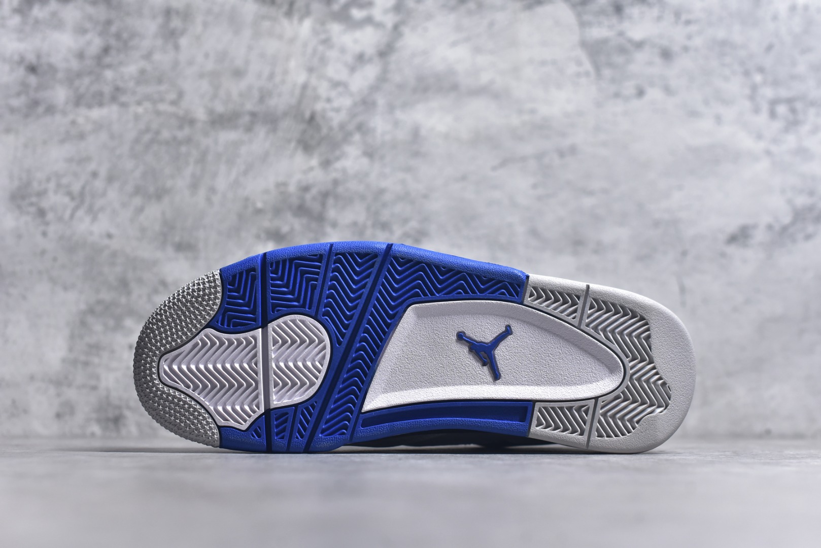 图片[6]-#Air Jordan AJ4 Retro 耗时半年巨作 全套原纸板楦头开发 调试30余版 确保原汁原味完美呈现四代版型 一比一鞋头弧度高度趴度鞋身弧度 此版本只针对中端市场 皮料材质有所更替 其他数据细节工艺流程均保持公司一致 细节品控鞋型随意秒杀市面3XX 4XX 原厂TPU网格鞋带扣 正确内里网布 菱角分明不变形无多余毛边 柔软性质感一致于原鞋 原厂织唛标 原厂飞人电绣工艺 独家绑鞋带手法 印刷中底布 四线拉帮 米色美纹纸贴合固定 进口港宝加持 后跟自然饱满 全鞋荧光划线卡点 追求极致完美 每一双都是工艺品 多重QC质检 超越公司货的品控标准 实实在在的免检产品 尺码：40 40.5 41 42 42.5 43 44 44.5 45 46 47.5-选品中心