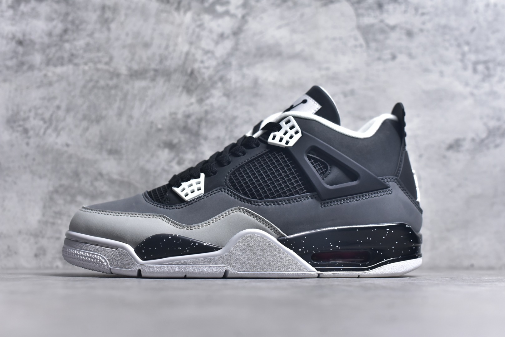 #Air Jordan AJ4 Retro 耗时半年巨作 全套原纸板楦头开发 调试30余版 确保原汁原味完美呈现四代版型 一比一鞋头弧度高度趴度鞋身弧度 此版本只针对中端市场 皮料材质有所更替 其他数据细节工艺流程均保持公司一致 细节品控鞋型随意秒杀市面3XX 4XX 原厂TPU网格鞋带扣 正确内里网布 菱角分明不变形无多余毛边 柔软性质感一致于原鞋 原厂织唛标 原厂飞人电绣工艺 独家绑鞋带手法 印刷中底布 四线拉帮 米色美纹纸贴合固定 进口港宝加持 后跟自然饱满 全鞋荧光划线卡点 追求极致完美 每一双都是工艺品 多重QC质检 超越公司货的品控标准 实实在在的免检产品 尺码：40 40.5 41 42 42.5 43 44 44.5 45 46 47.5-选品中心